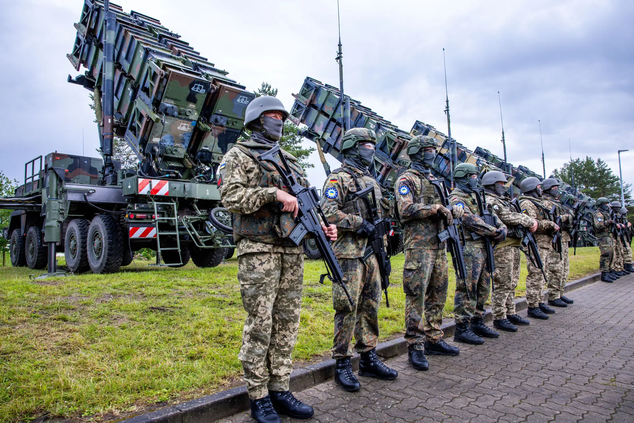 Na archívnej snímke z 11. júna 2024 v Nemecku ukrajinskí a nemeckí vojaci počas cvičenia s  raketovým systémom protivzdušnej obrany Patriot.