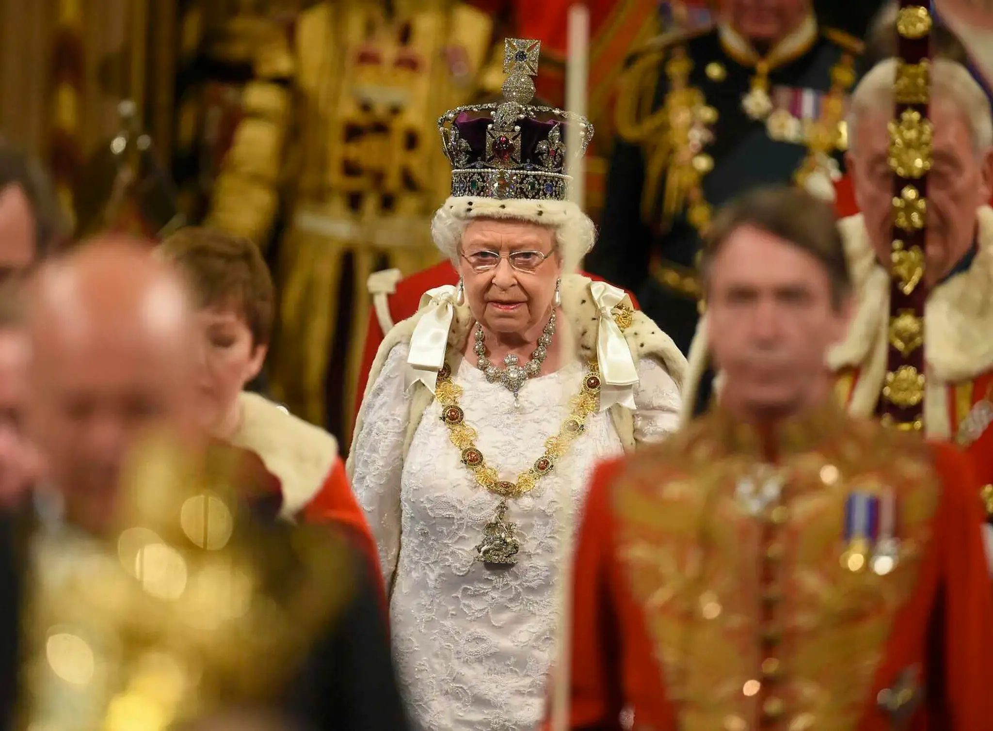 Kráľovná Alžbeta II. prichádza do britského parlamentu.