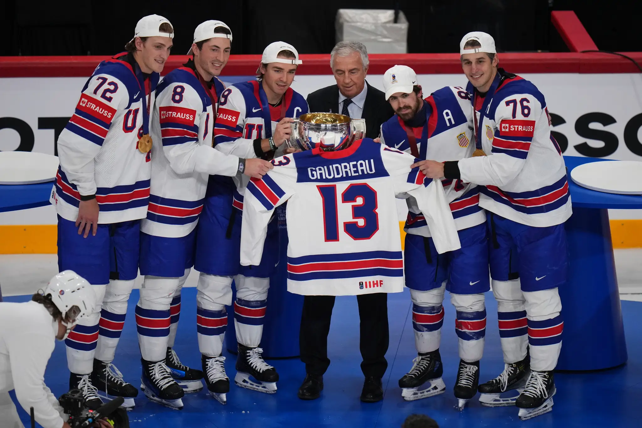 Americkí hráči držia trofej a dres zosnulého spoluhráča Johnnyho Gaudreaua.