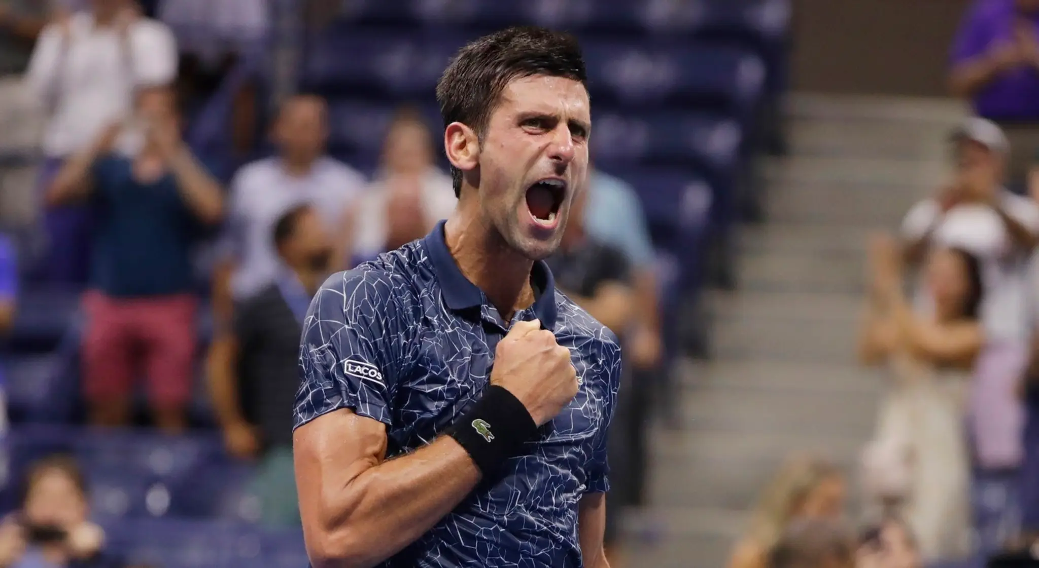 Novak Djokovič oslavuje víťazstvo nad Austrálčanom Johnom Millmanom vo štvrťfinálovom zápase US Open.