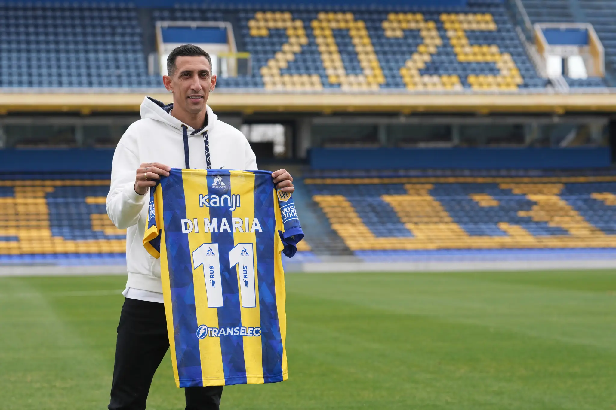 Argentínsky futbalista Angel Di Maria pózuje s dresom.