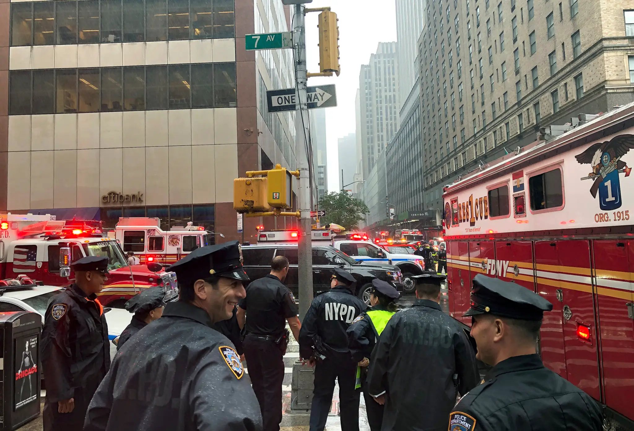 Panika na newyorskom Manhattane: Do budovy vrazil vrtuľník, pri nehode zahynul pilot