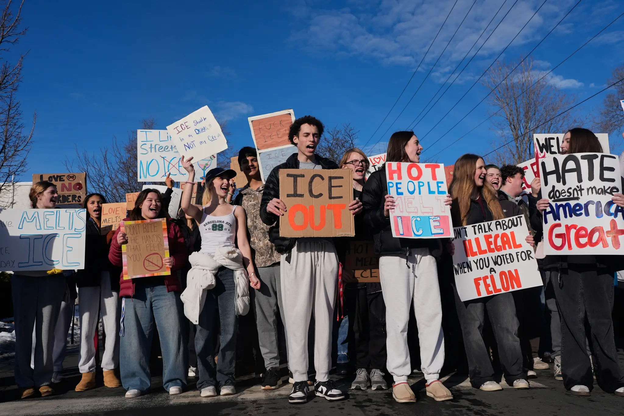 Na snímke ľudia protestujú proti Imigračnému a colnému úradu (ICE), po tom ako bola smrteľne postrelená 37-ročná žena príslušníkom ICE v Minneapolise.