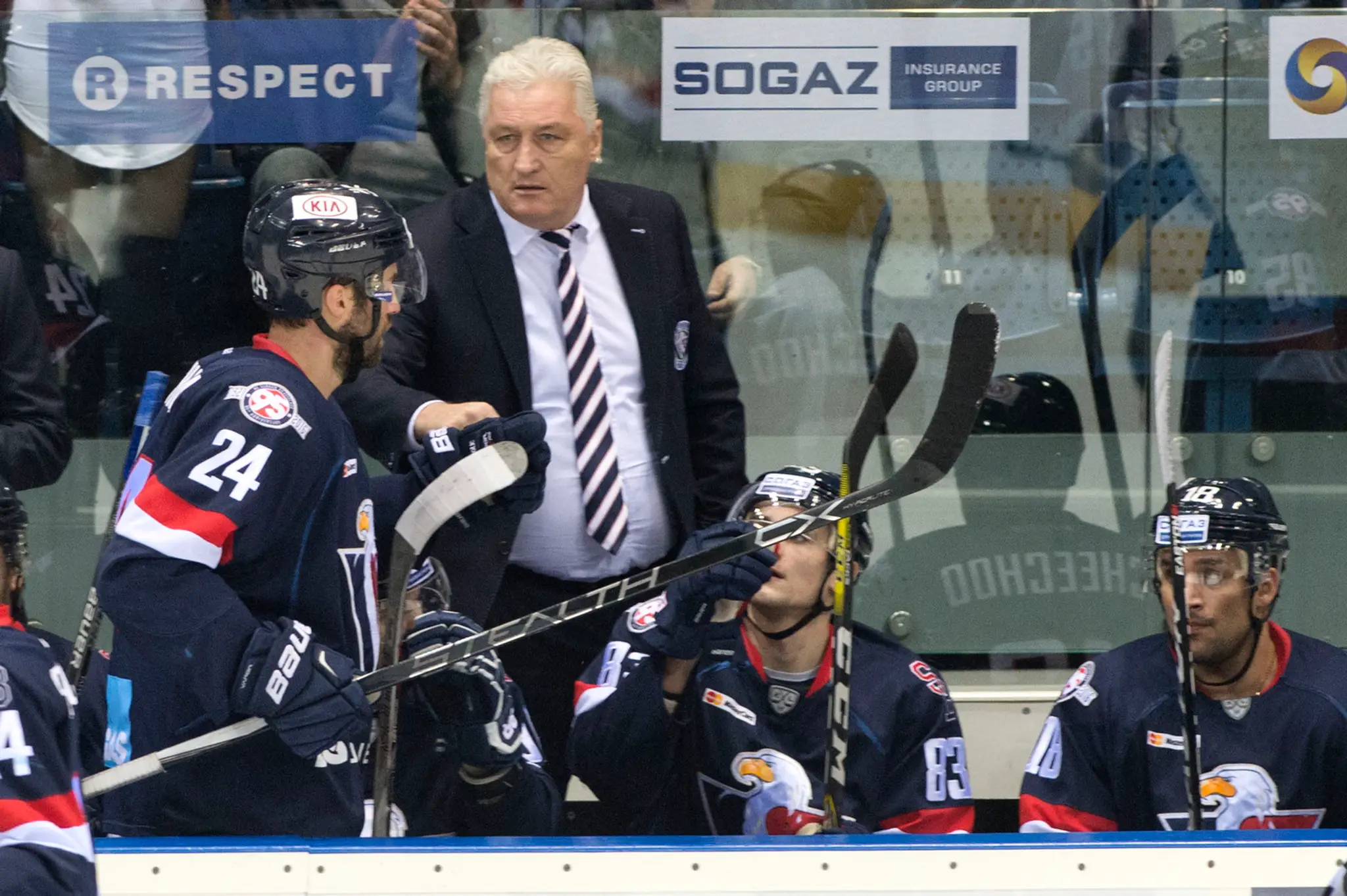 Kouč Slovana Miloš Říha dáva pokyny svojim zverencom v dueli KHL proti Medveščaku.