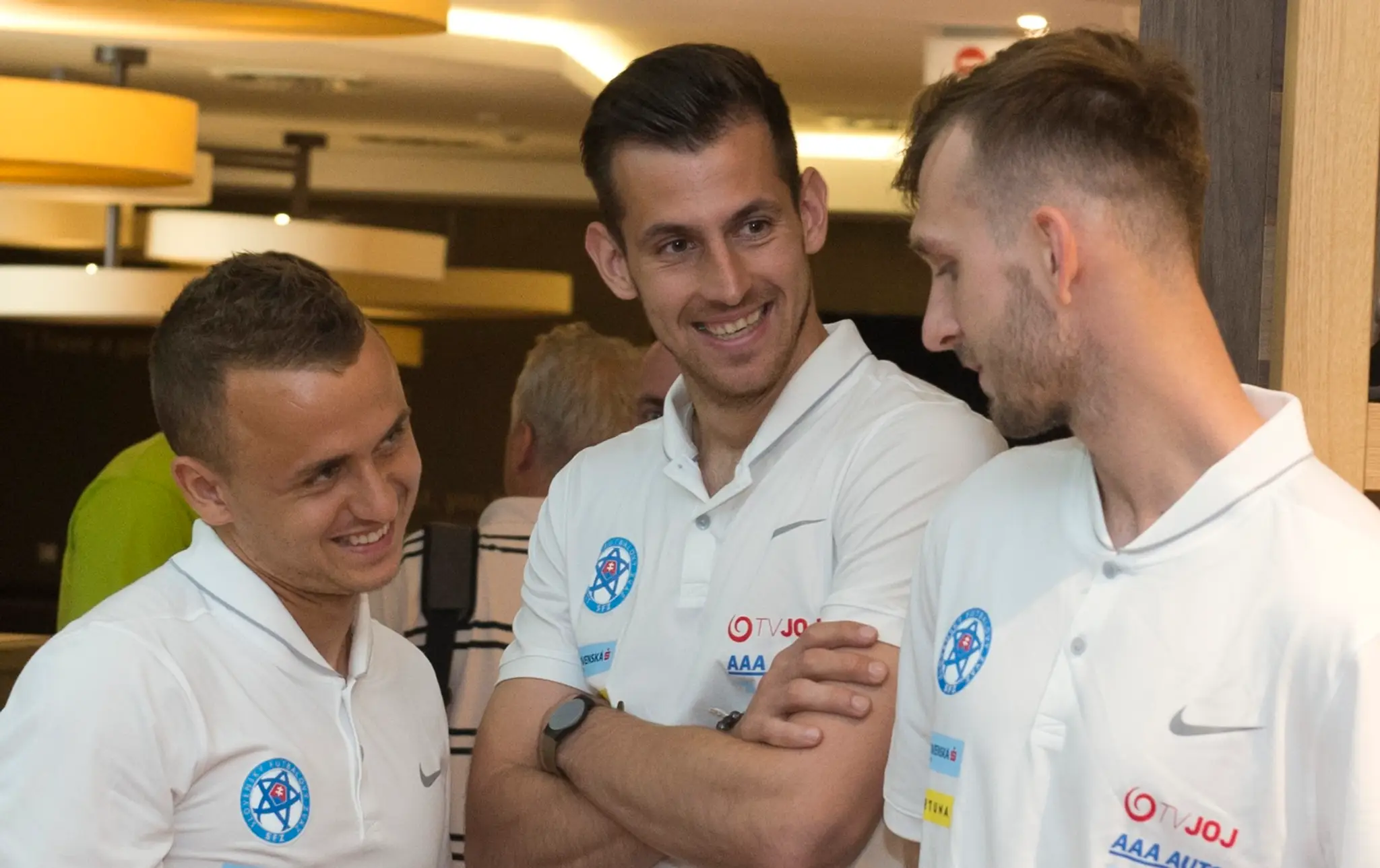 Futbaloví reprezentanti Stanislav Lobotka, Martin Dúbravka a Norbert Gyömbér po príchode na reprezentačný zraz.