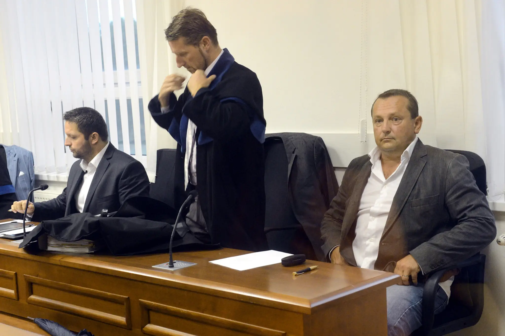 Na snímke obžalovaní Patrik Pachinger (vpravo) a Dávid Brtva (vľavo) - archívna snímka (2014)