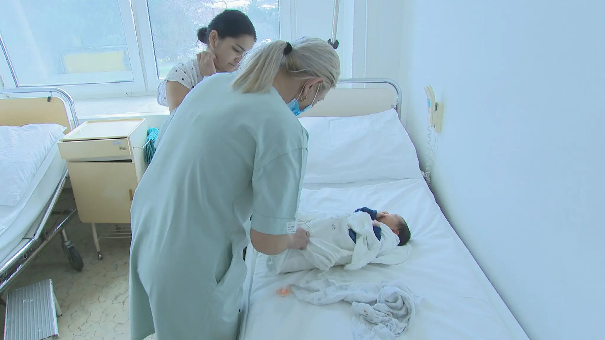 Rómska babica Lenka pomáha rómskym ženám so starostlivosťou o dieťa.