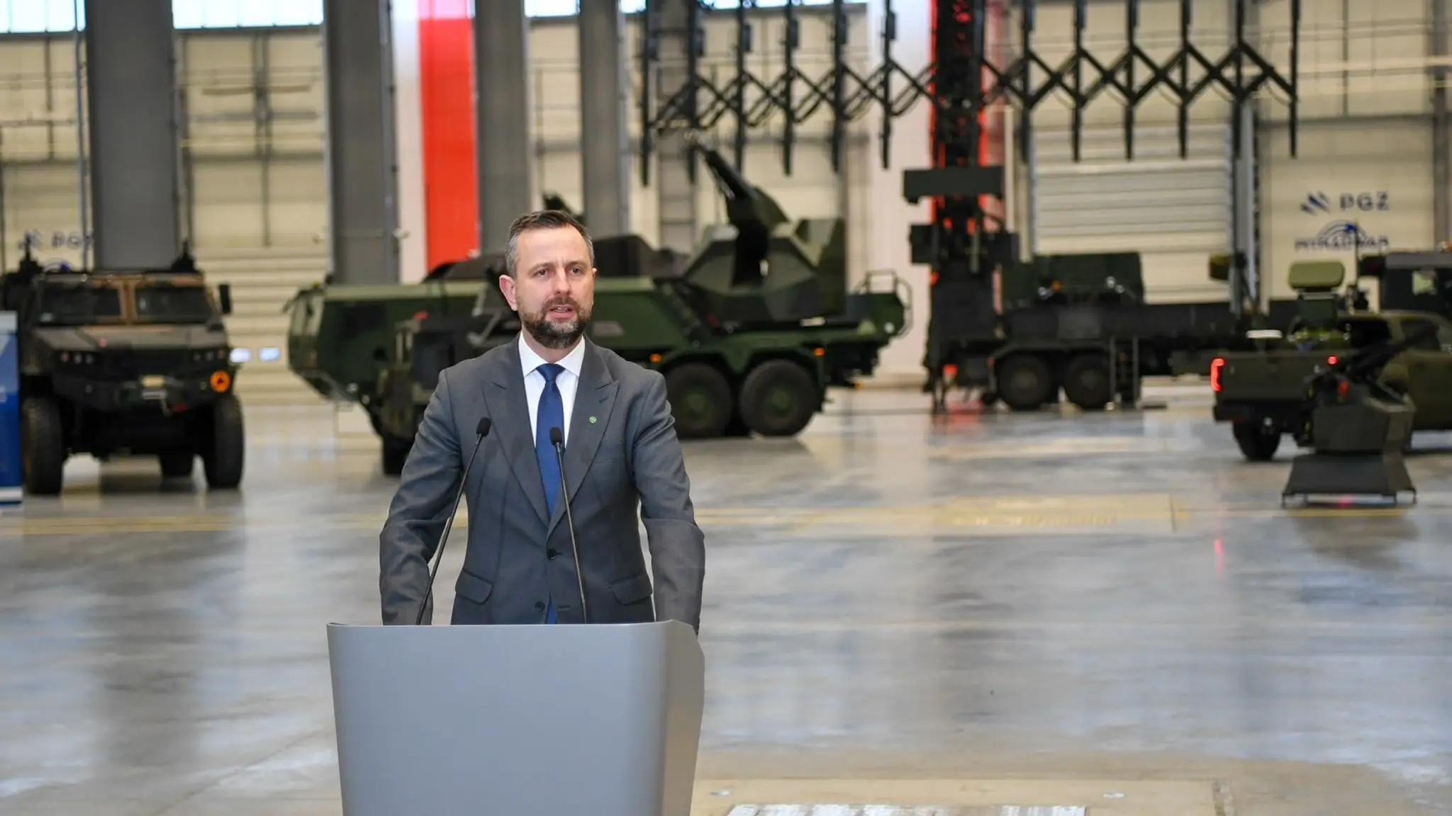 Poľský minister obrany Władysław Kosiniak-Kamysz reční po podpise zmluvy na dodávku systému SAN.