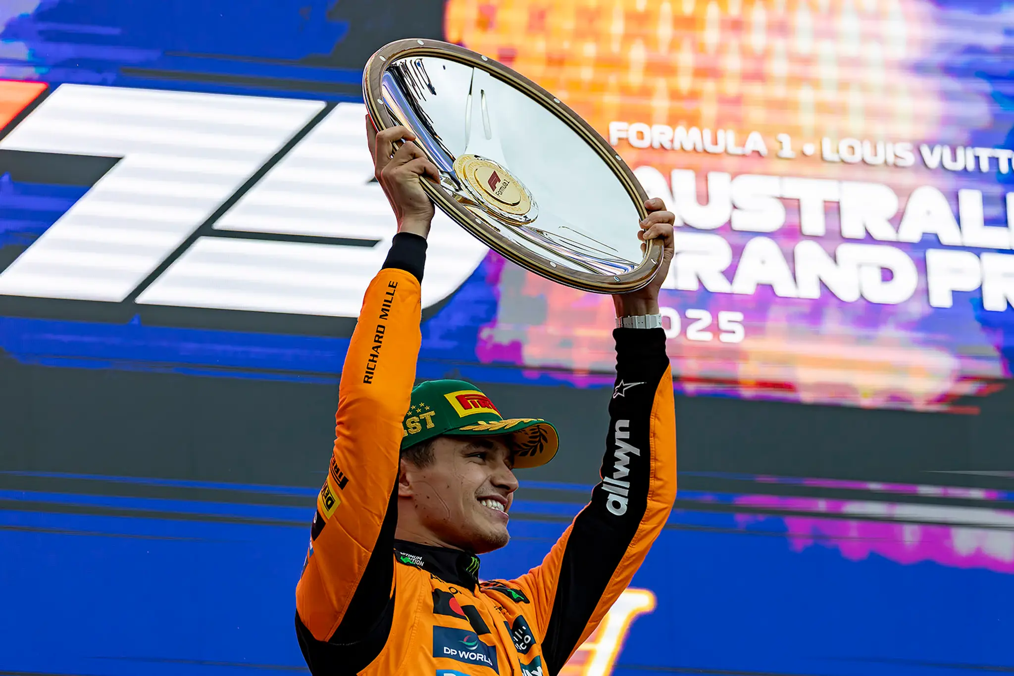 FOTO-F1: Premenlivé podmienky pripravili McLaren o double, Norris s tesnou výhrou