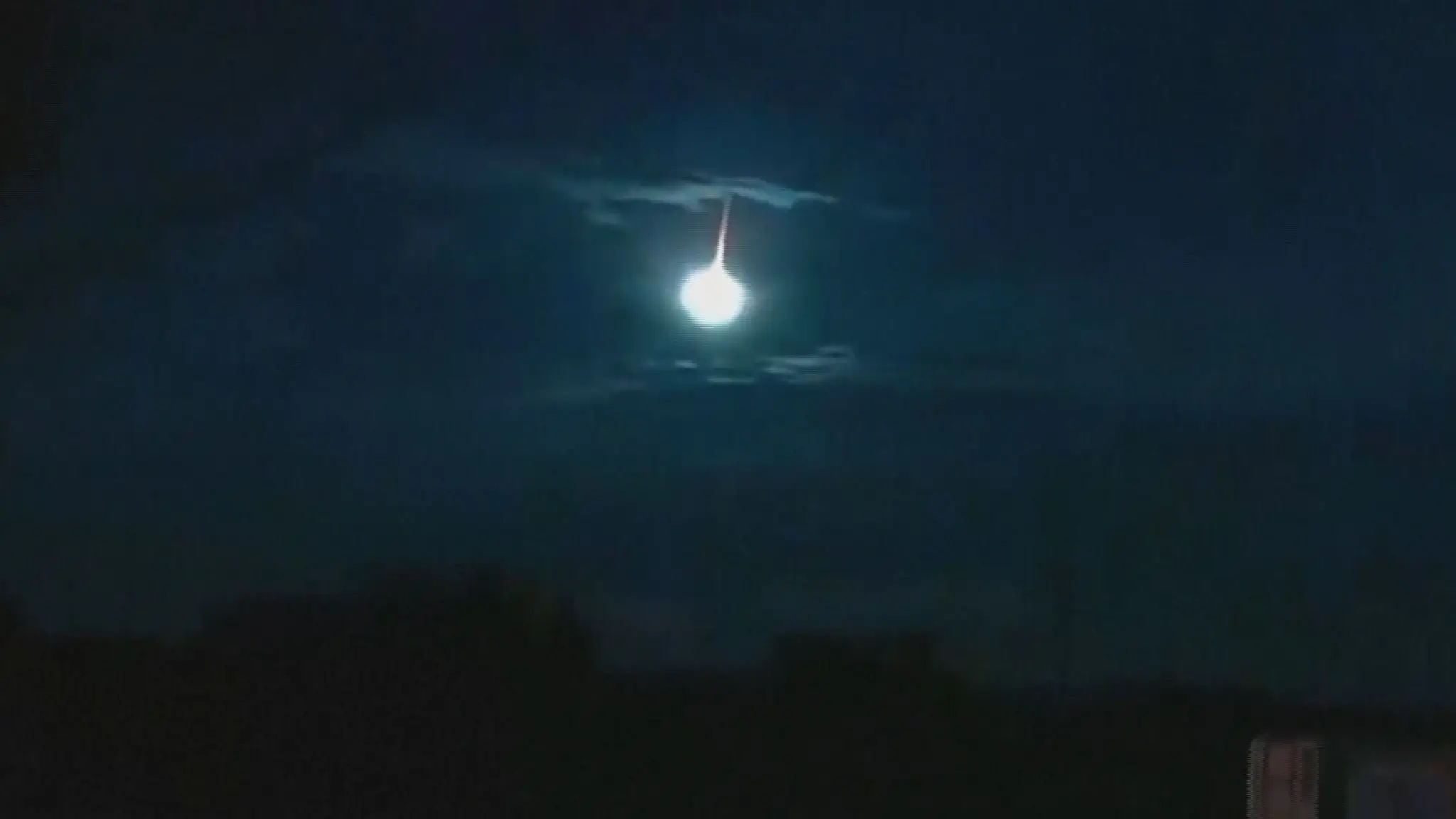 Japonskú oblohu v noci rozžiaril modrobiely ohňový meteorit