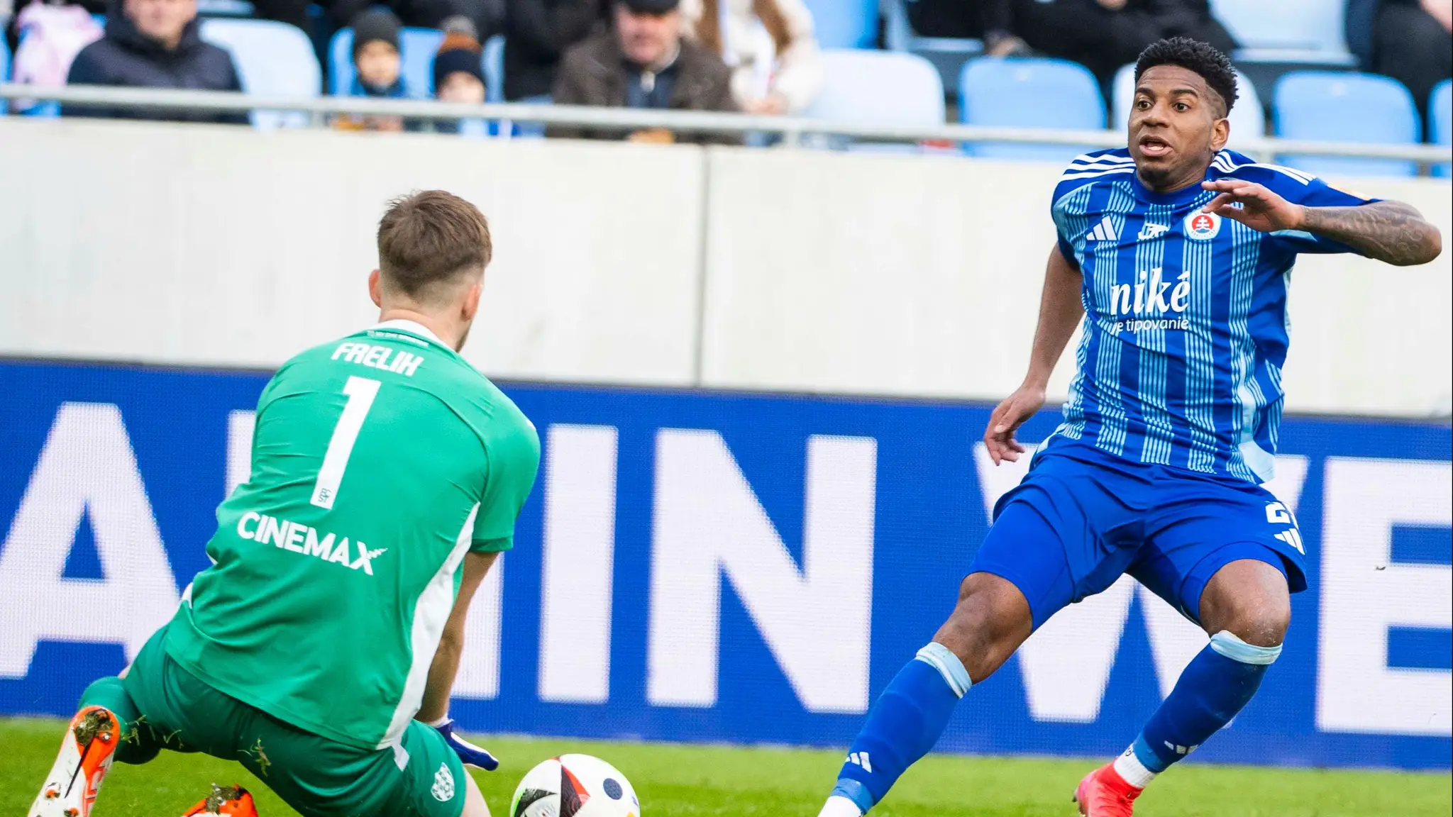 Na snímke zľava brankár Žiga Frelih (Trnava) a Cesar Blackman (Slovan).