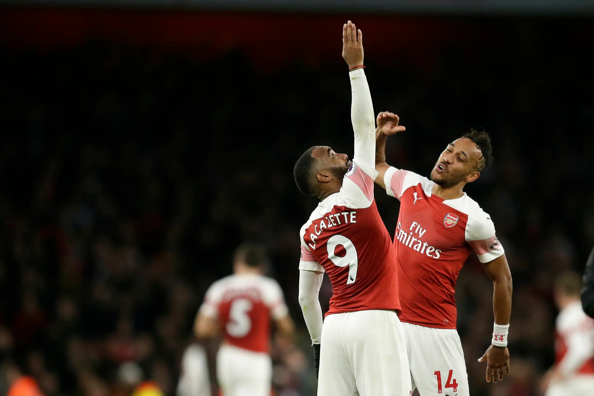 Pierre-Emerick Aubameyang (vpravo) a Alexandre Lacazette z Arsenalu oslavujú gól proti Tottenhamu.