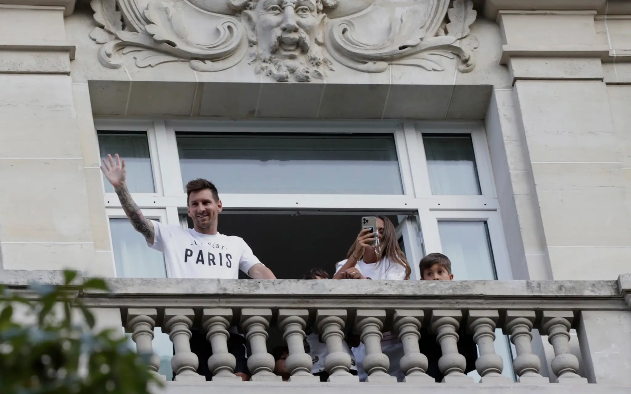 Lionel Messi z balkóna hotela zdraví fanúšikov PSG.