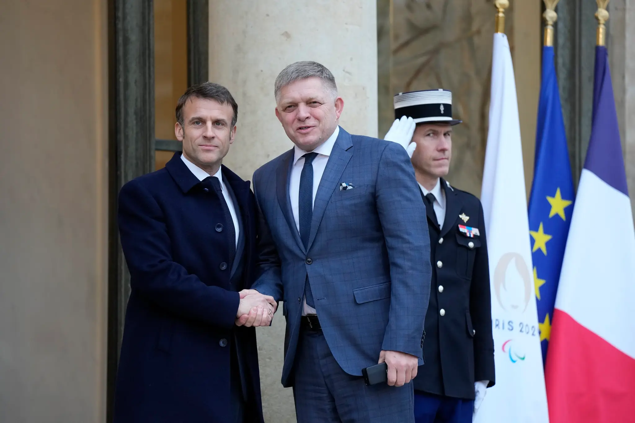 Emmanuel Macron a Robert Fico v Paríži.