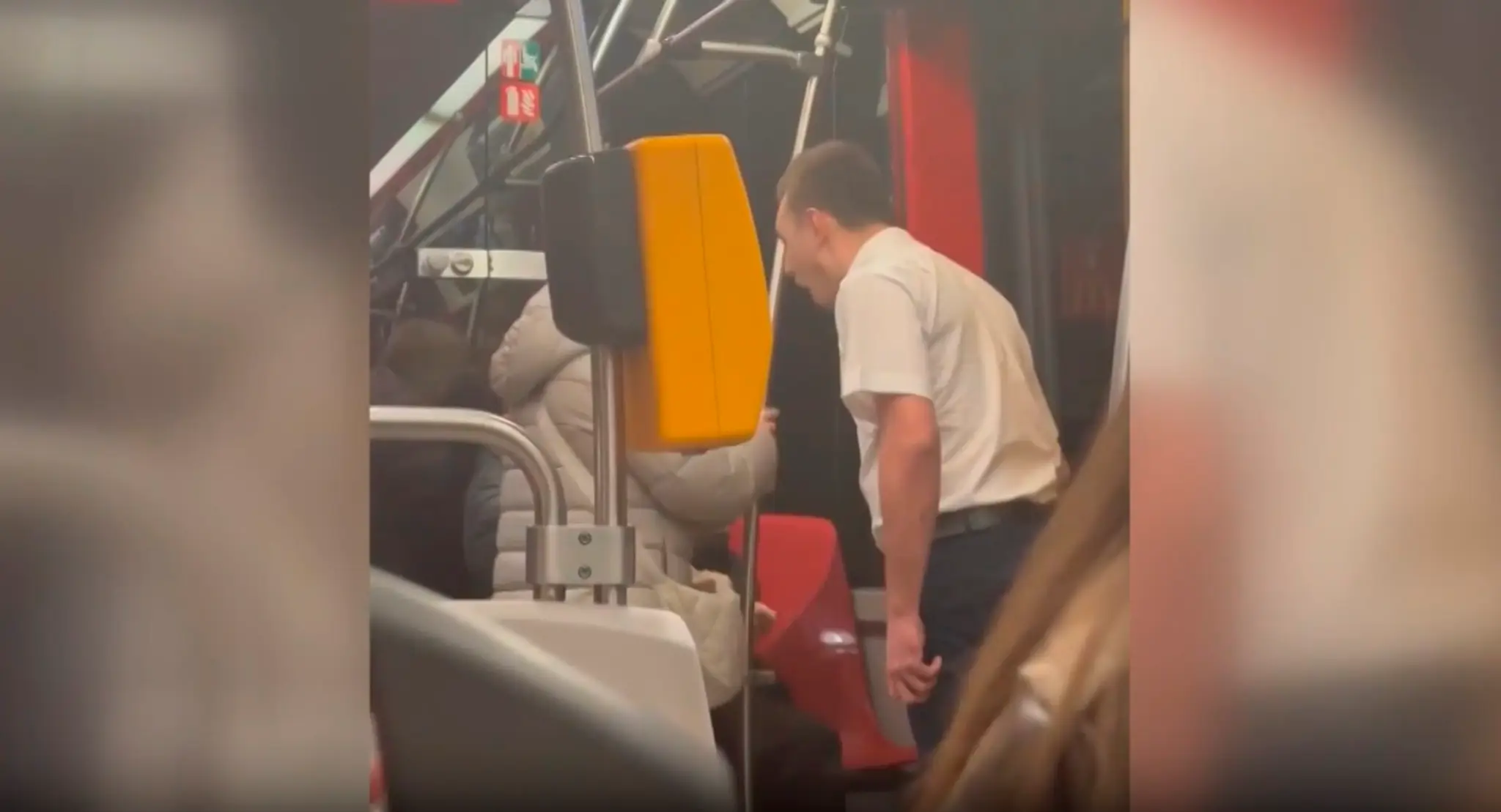 Agresívny vodič električky.