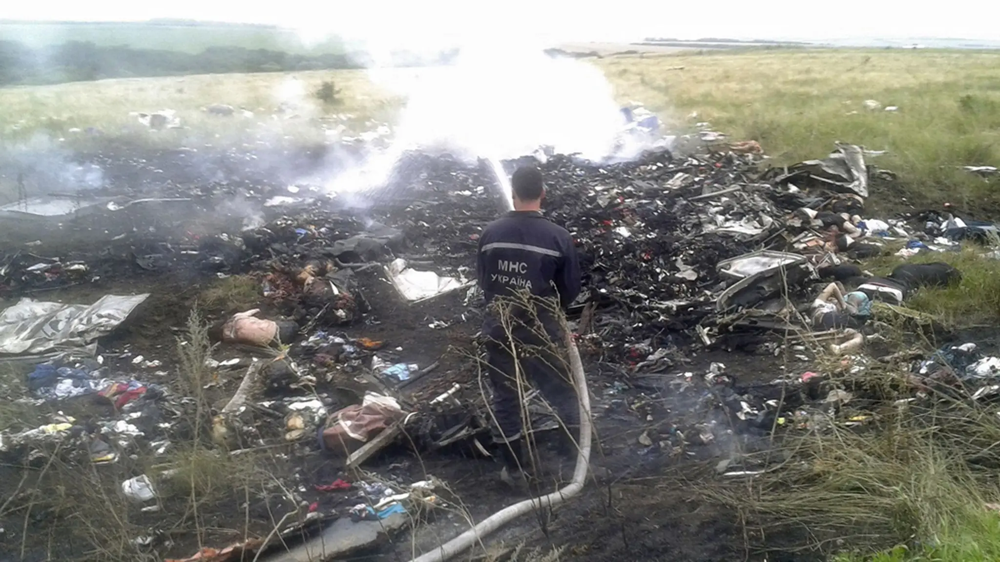 Trosky malajzijského Boeningu 777 pri ukrajinsko-ruských hraniciach.