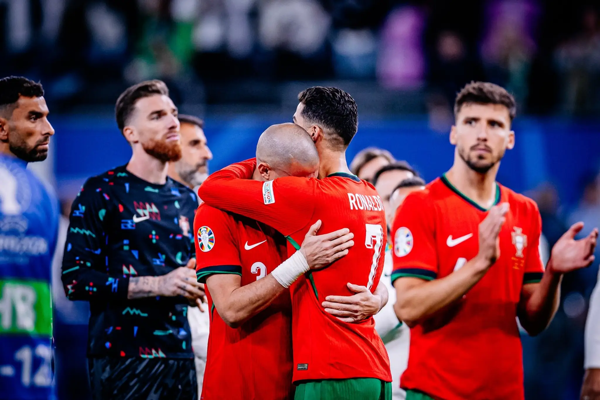 Cristiano Ronaldo po vypadnutí utešoval Pepeho.