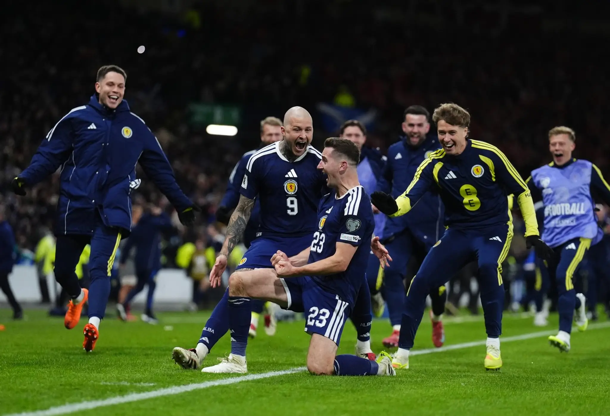 Futbalisti Škótska sa radujú po góle, ktorý im zaistil účasť na MS