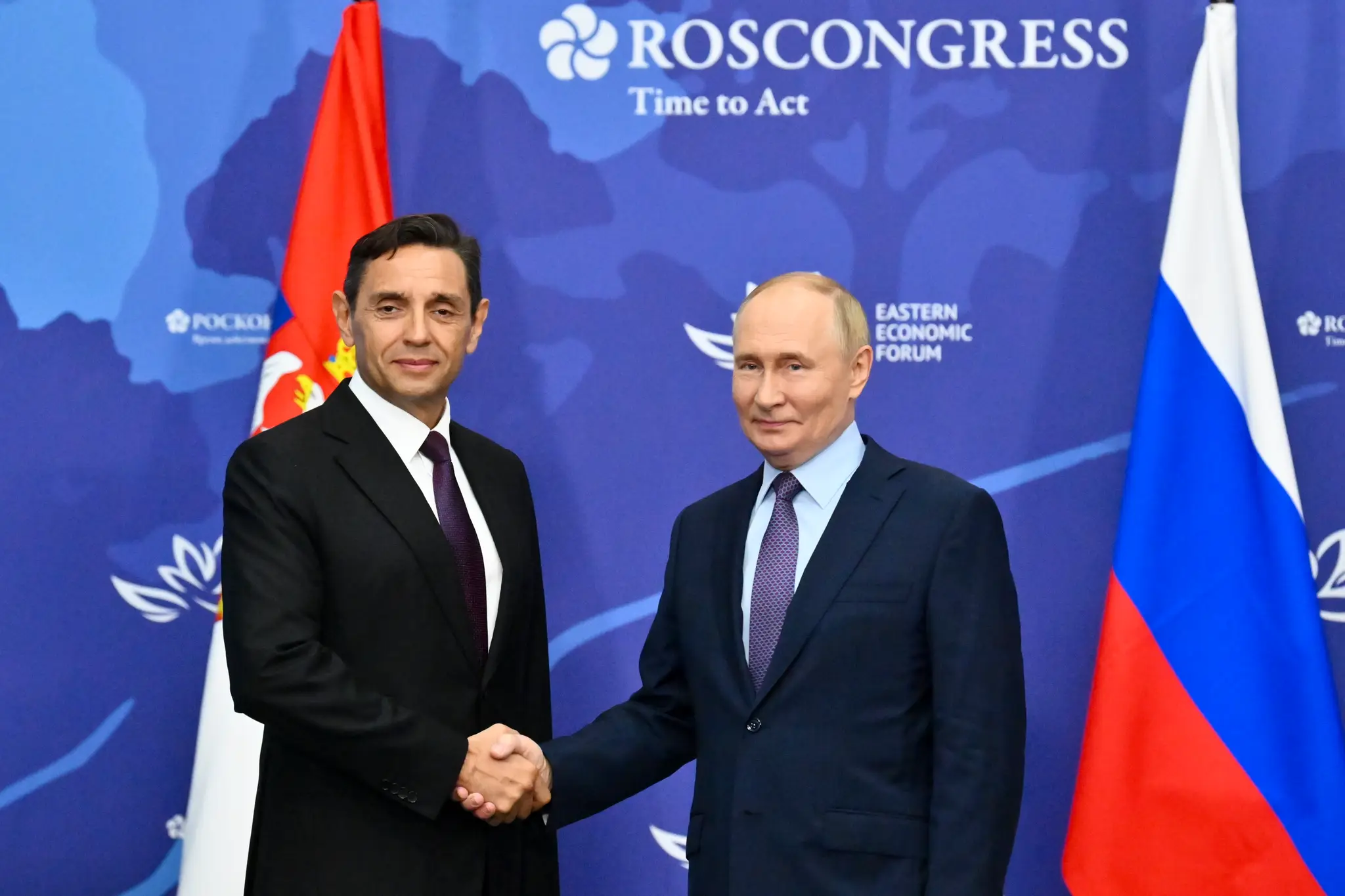 Na snímke ruský prezident Vladimir Putin (vpravo) a srbský podpredseda vlády Aleksandar Vulin.