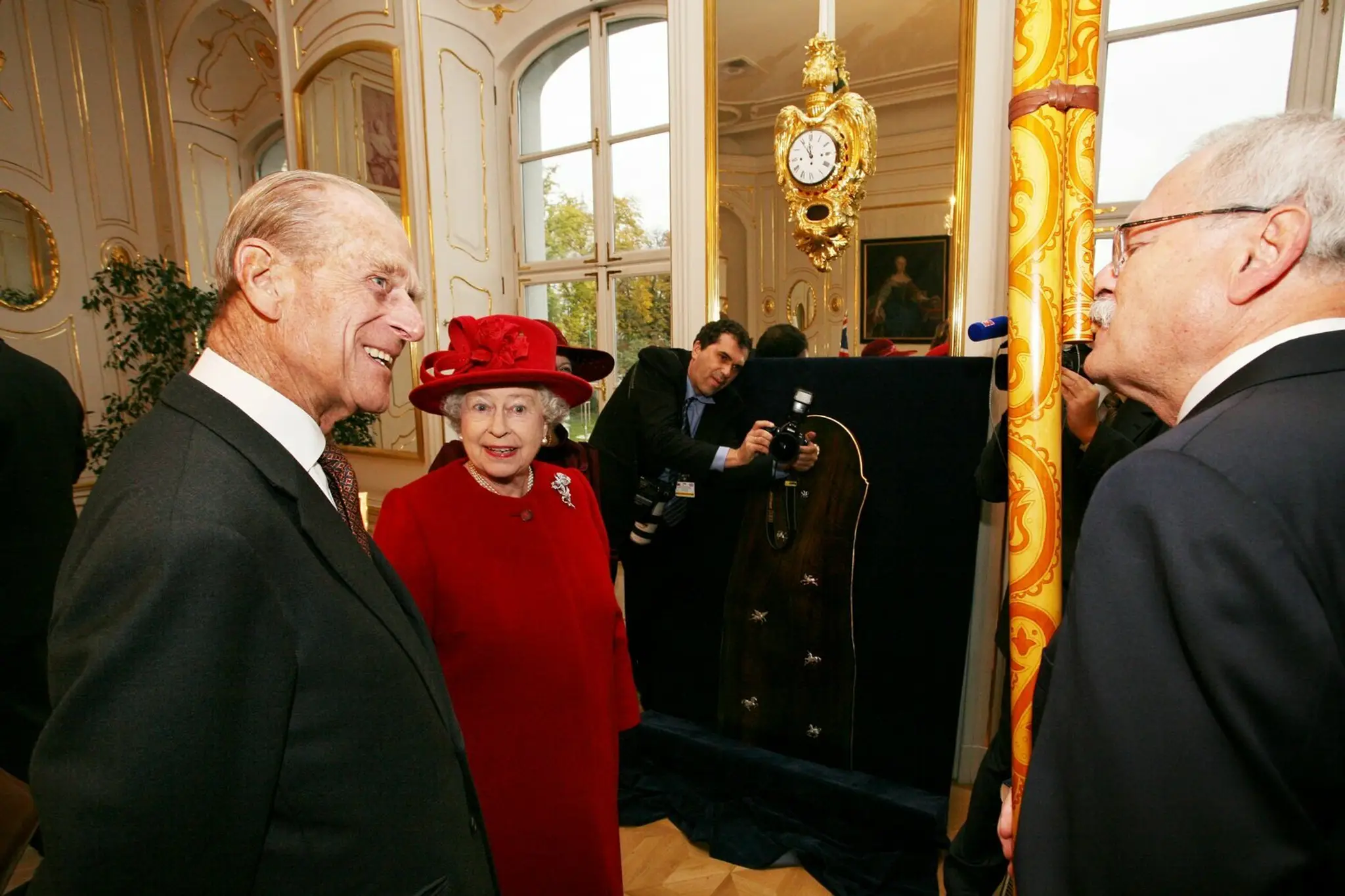 Na snímke zľava princ Philip,  britská kráľovná Alžbeta II. a prezident SR Ivan Gašparovič (vpravo) hrá na fujare.