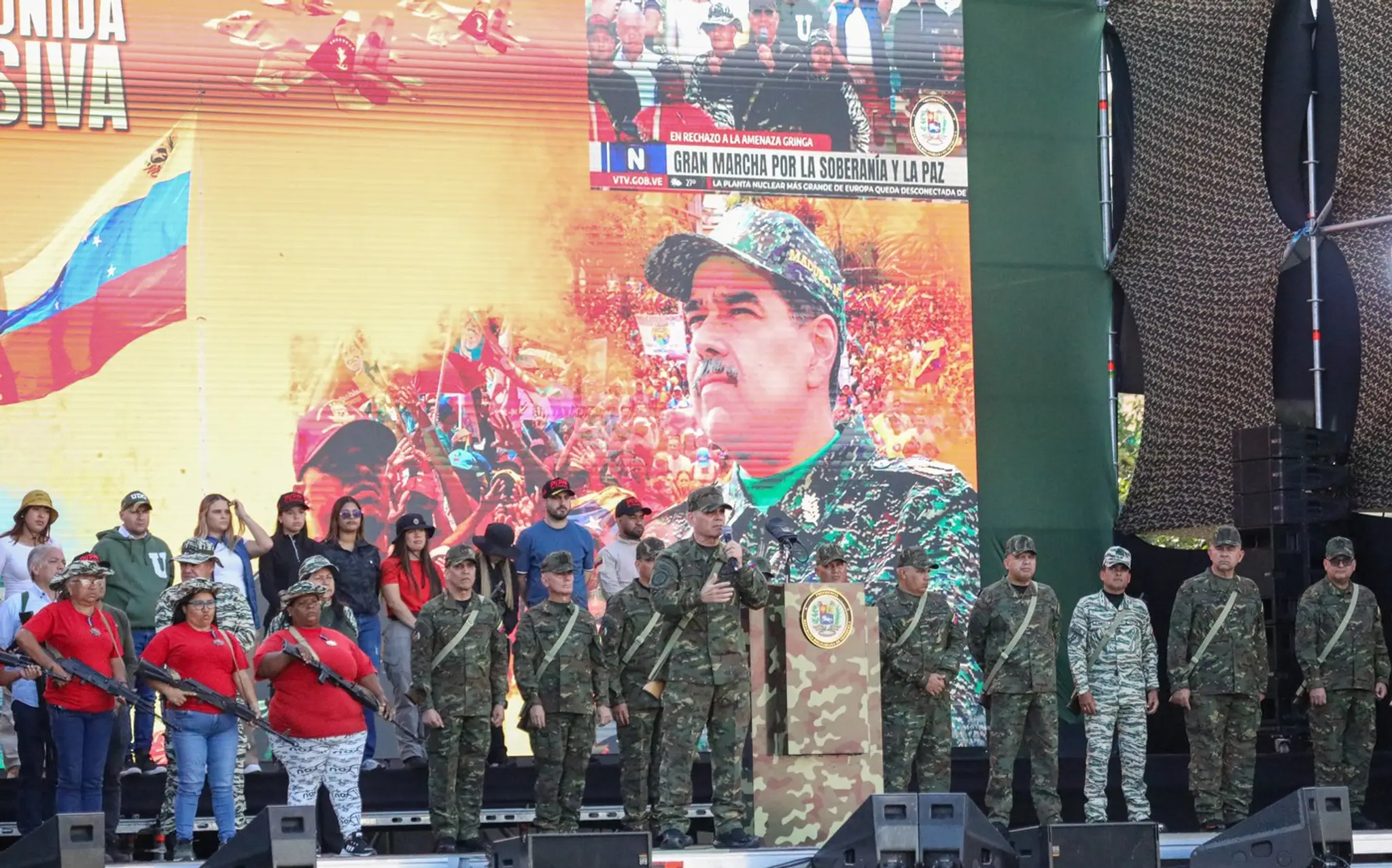 Veliteľ venezuelskej armády Vladimir Padrino Lopez počas prejavu o mobilizácii civilnej a vojenskej polície na obranu vlasti a venezuelského prezidenta Nicolasa Madura.