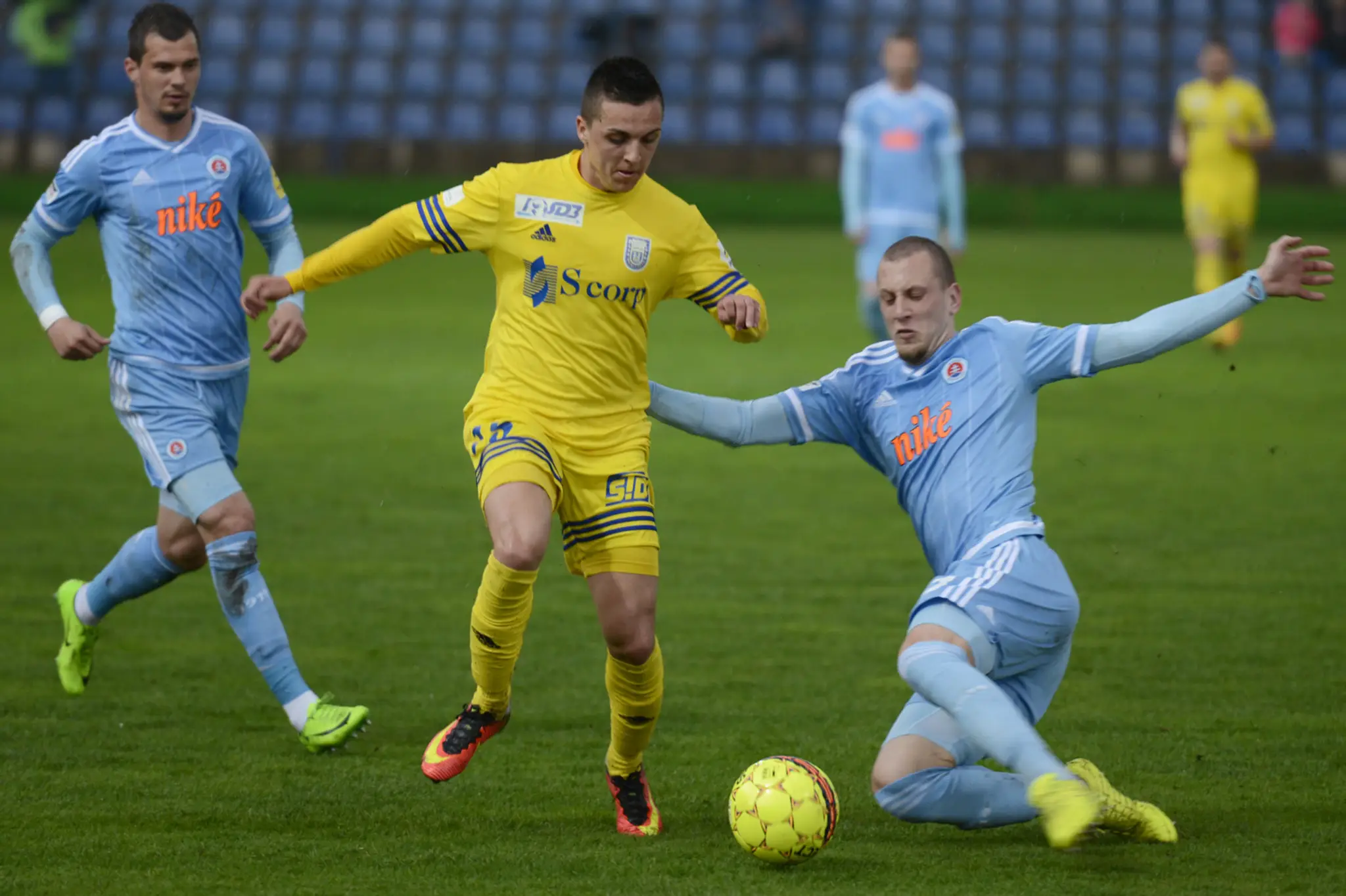 Hráč Michaloviec Stanislav Danko (uprostred) v súboji o loptu s Milanom Rundičom zo Slovana v semifinále Slovnaft Cupu.
