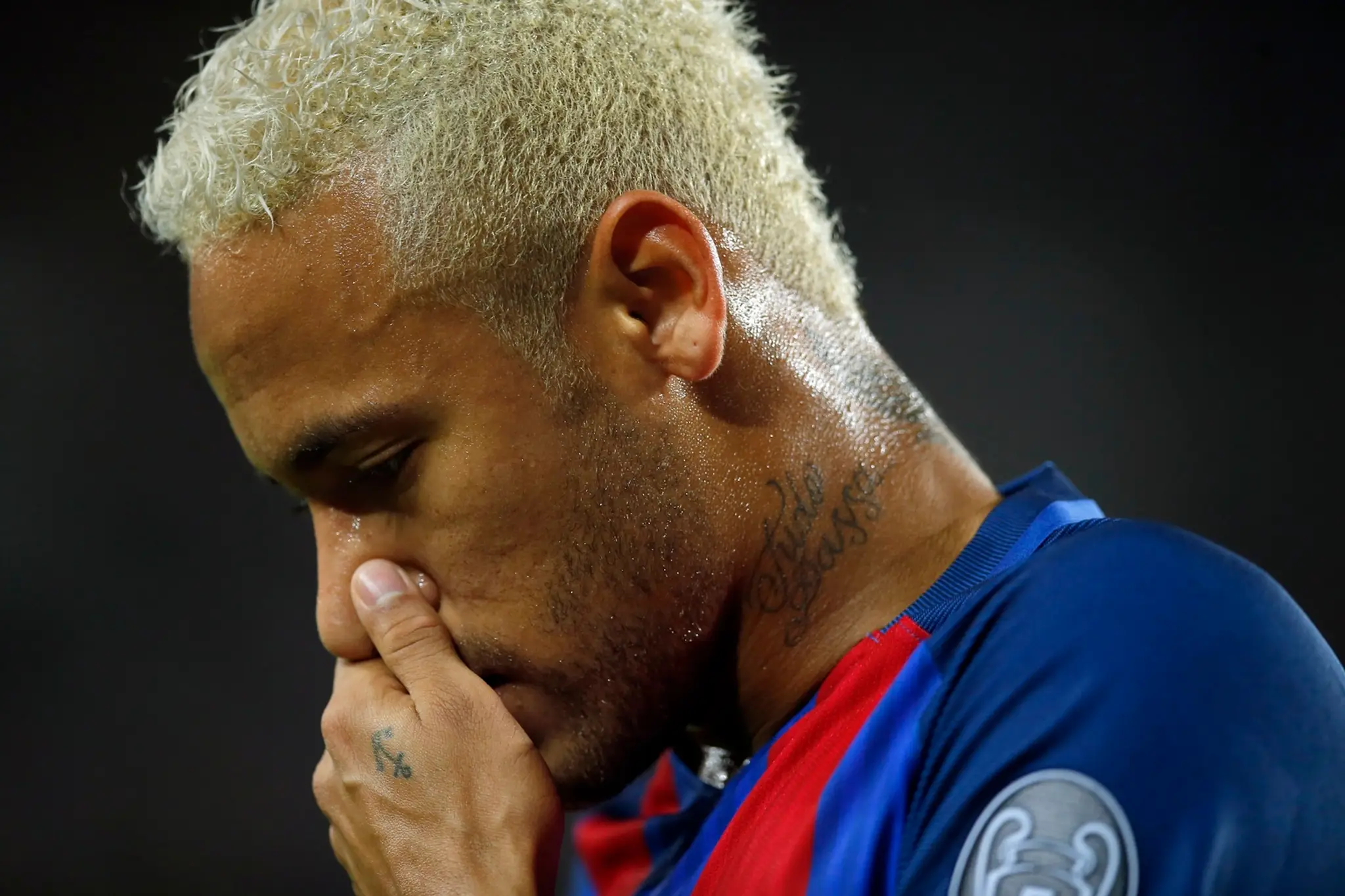 Snajper PSG Edinson Cavani oslavuje gól do siete Arsenalu Londýn v domácom dueli LM.
