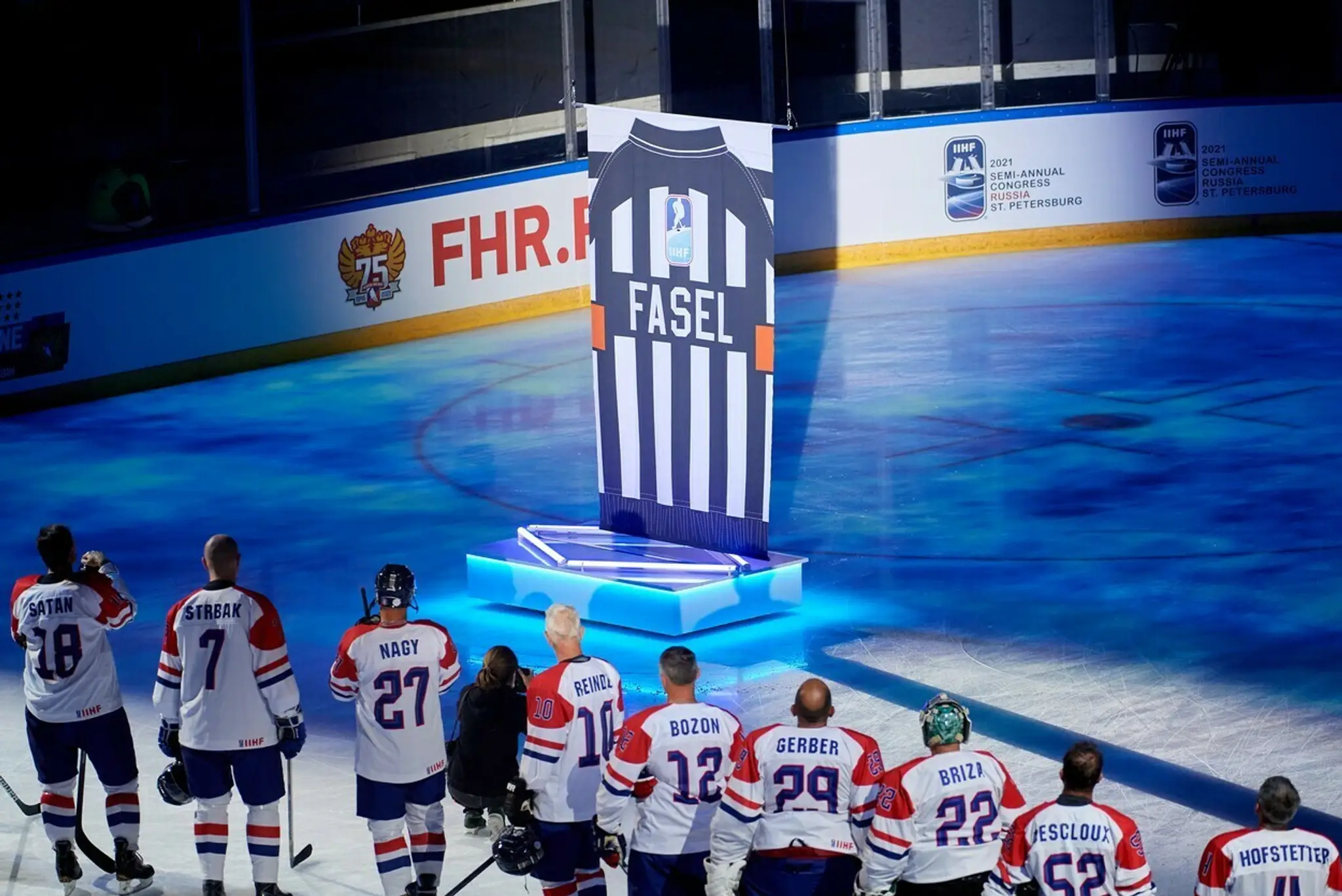 Exhibícia na počesť dosluhujúceho prezidenta IIHF Reného Fasela.