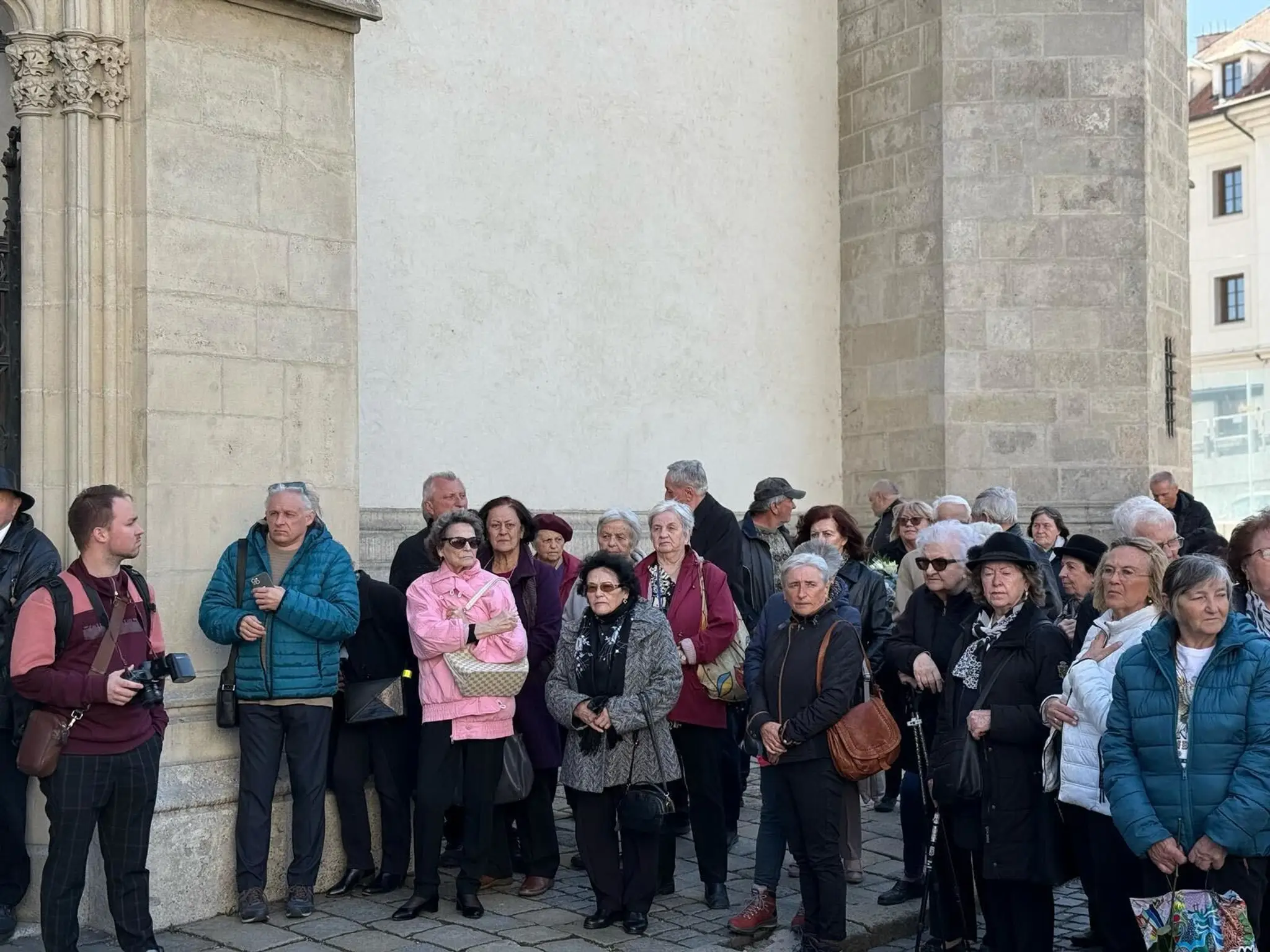 Ľudia sa zhromaždili pred Dómom sv. Martina v Bratislave