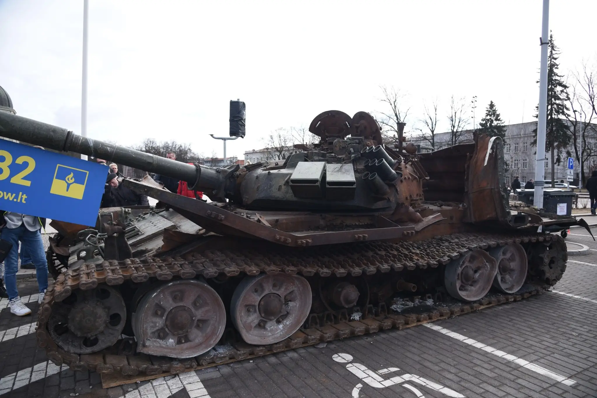 Zničený ruský tank na námestí vo Vilniuse 