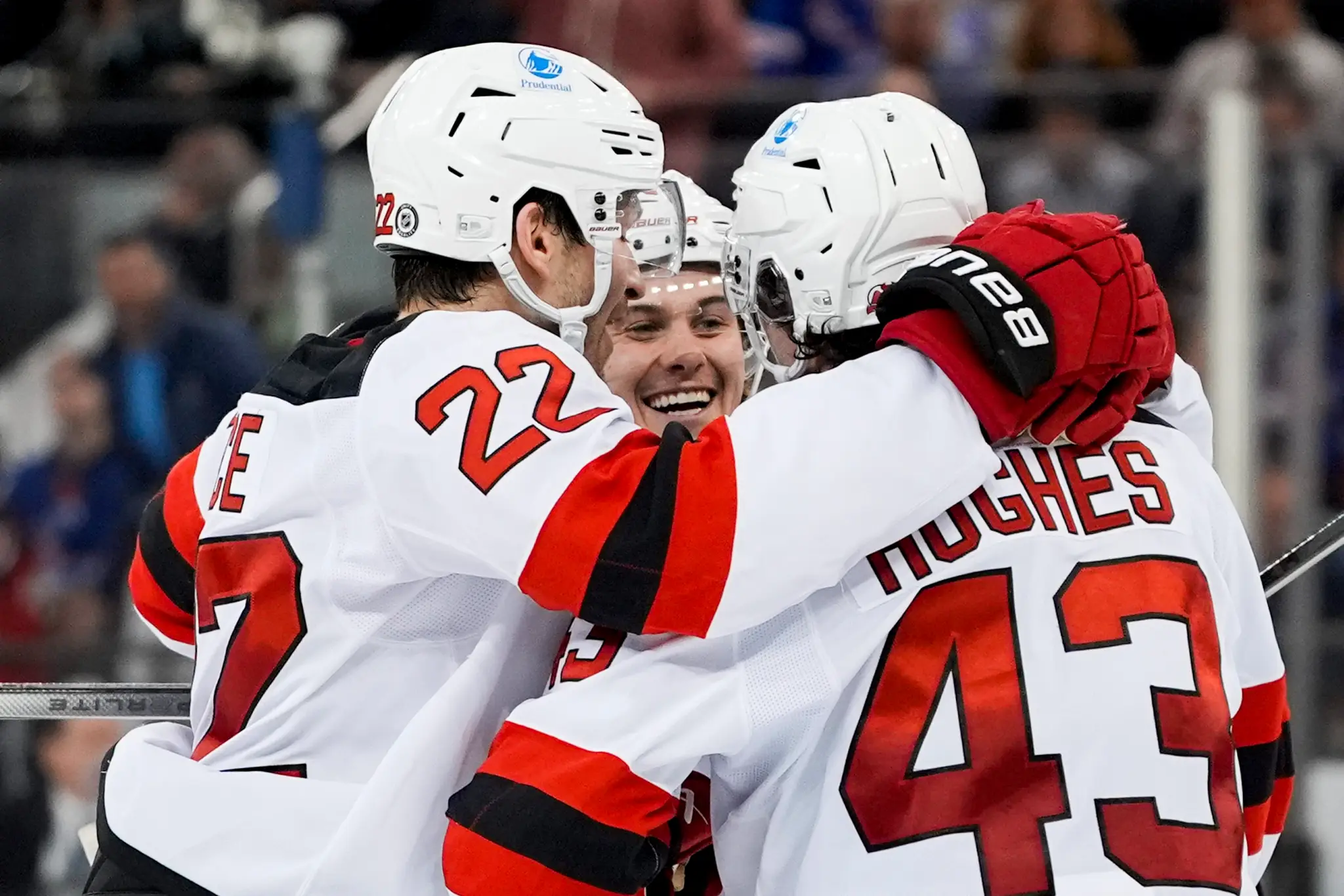 Na snímke center New Jersey Devils Jack Hughes.