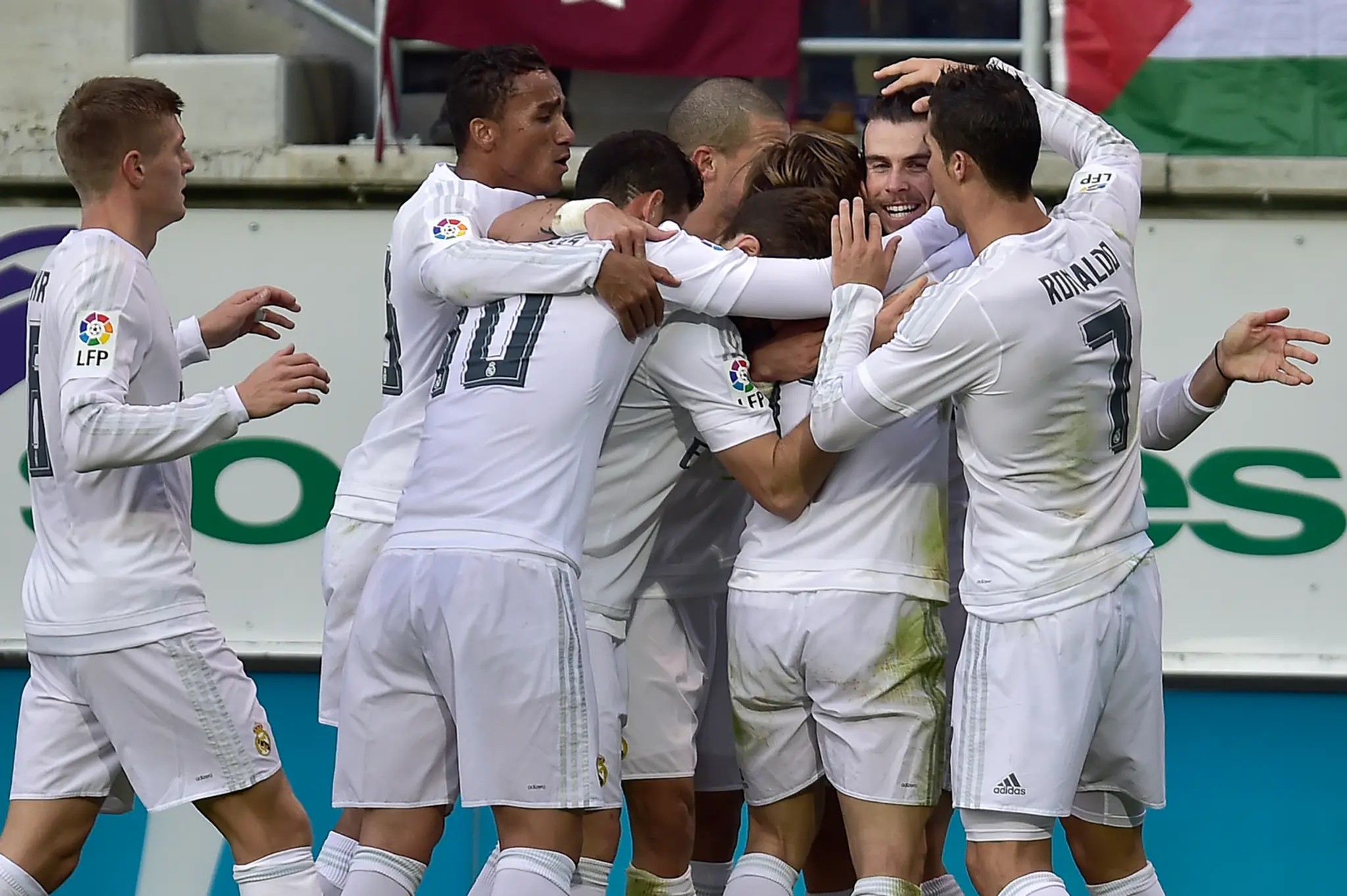 Hráči sa Realu Madrid sa tešia z výhry nad Eibarom v La Lige.