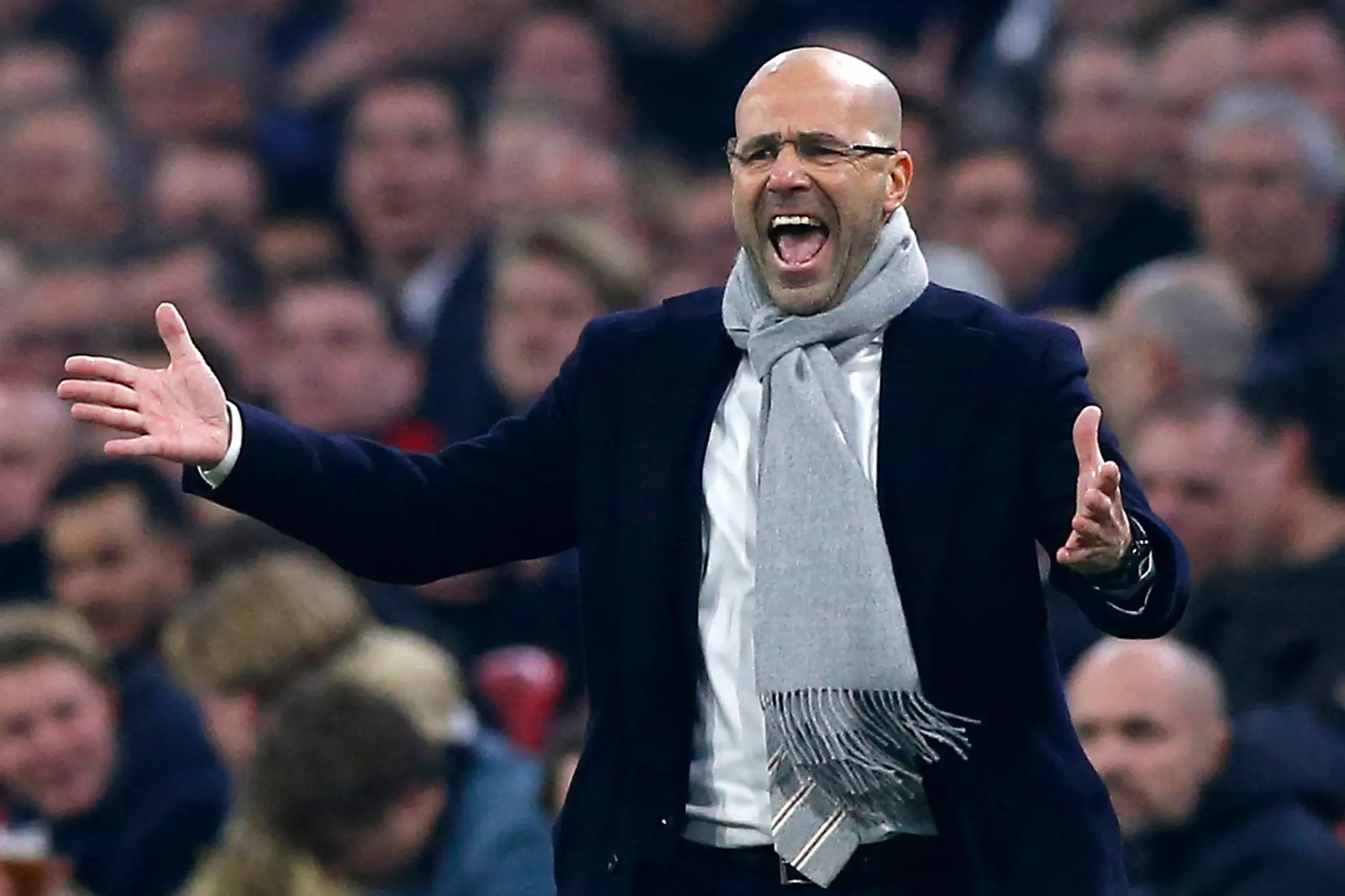 Na archívnej snímke z 16. marca 2017 tréner Ajaxu Peter Bosz.