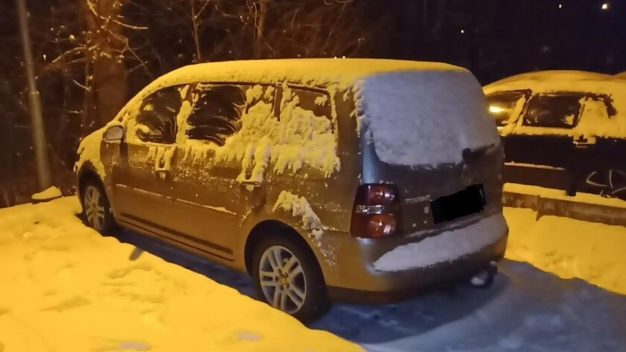 Páchateľov prezradili stopy v snehu.