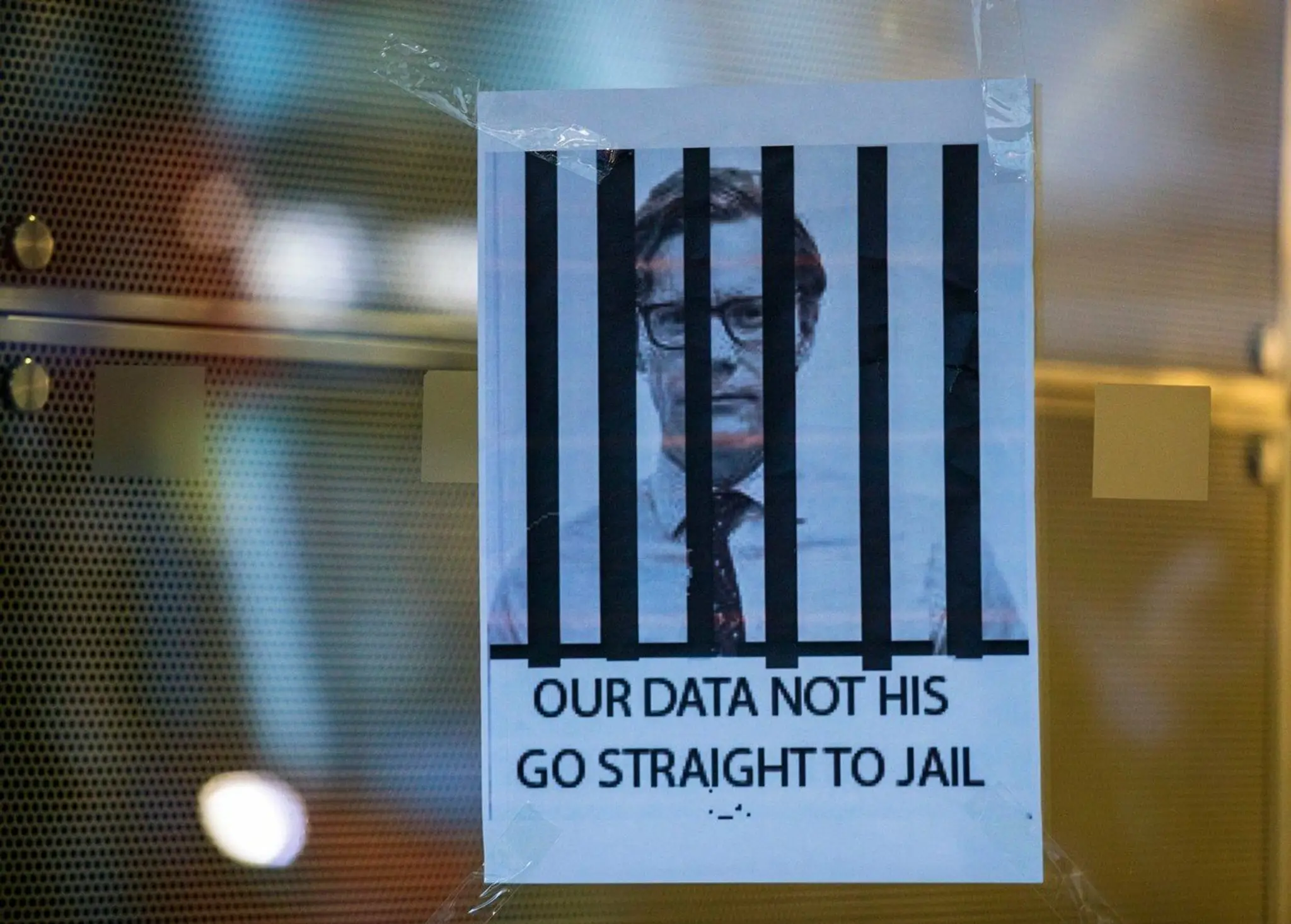 Plagát odsudzujúci šéfa Cambridge Analytica Alexandra Nixa na budove v ktorej sídli firma.