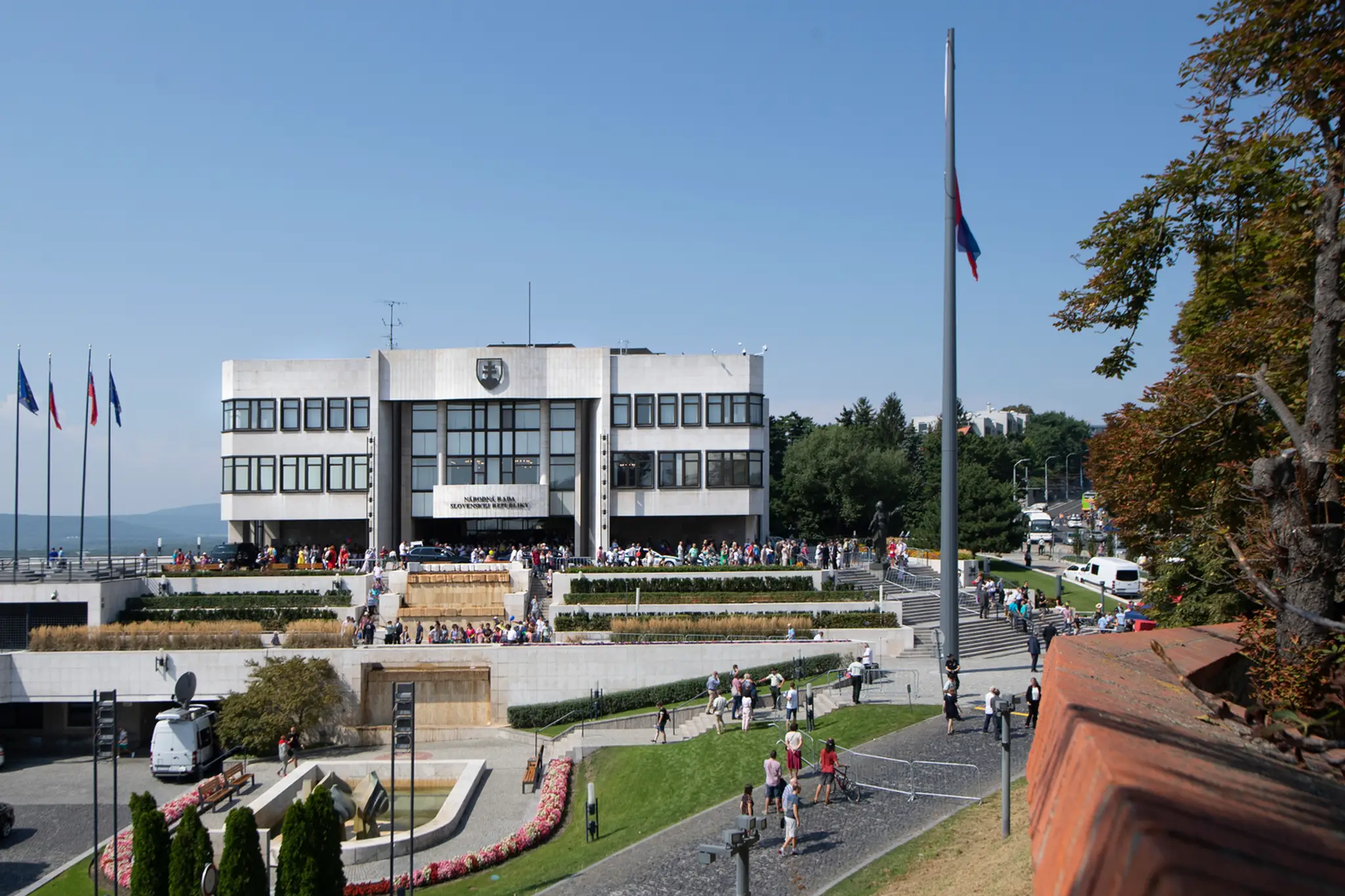 Vlajka na stožiari pred parlamentom.