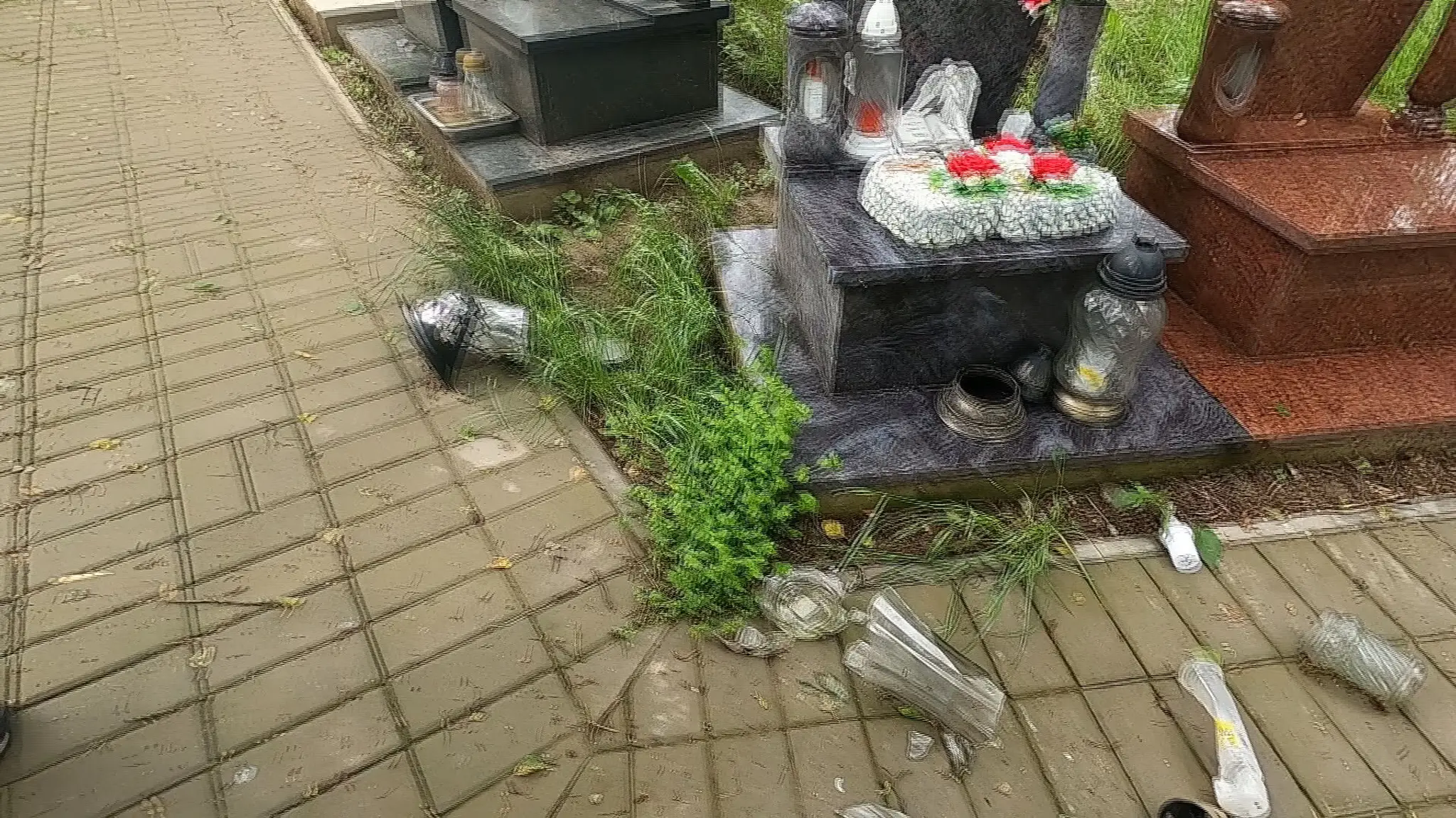 Neporiadok na cintoríne v Ružomberku.