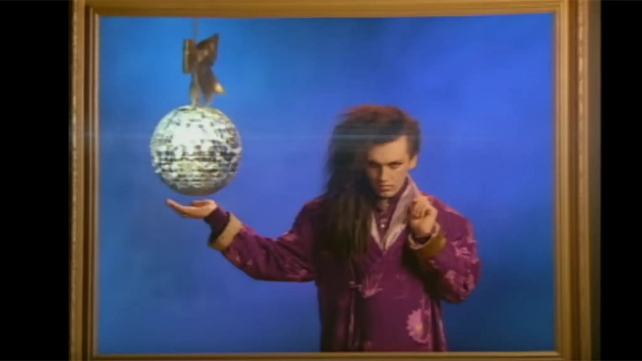 Pete Burns vo videoklipe Dead Or Alive.