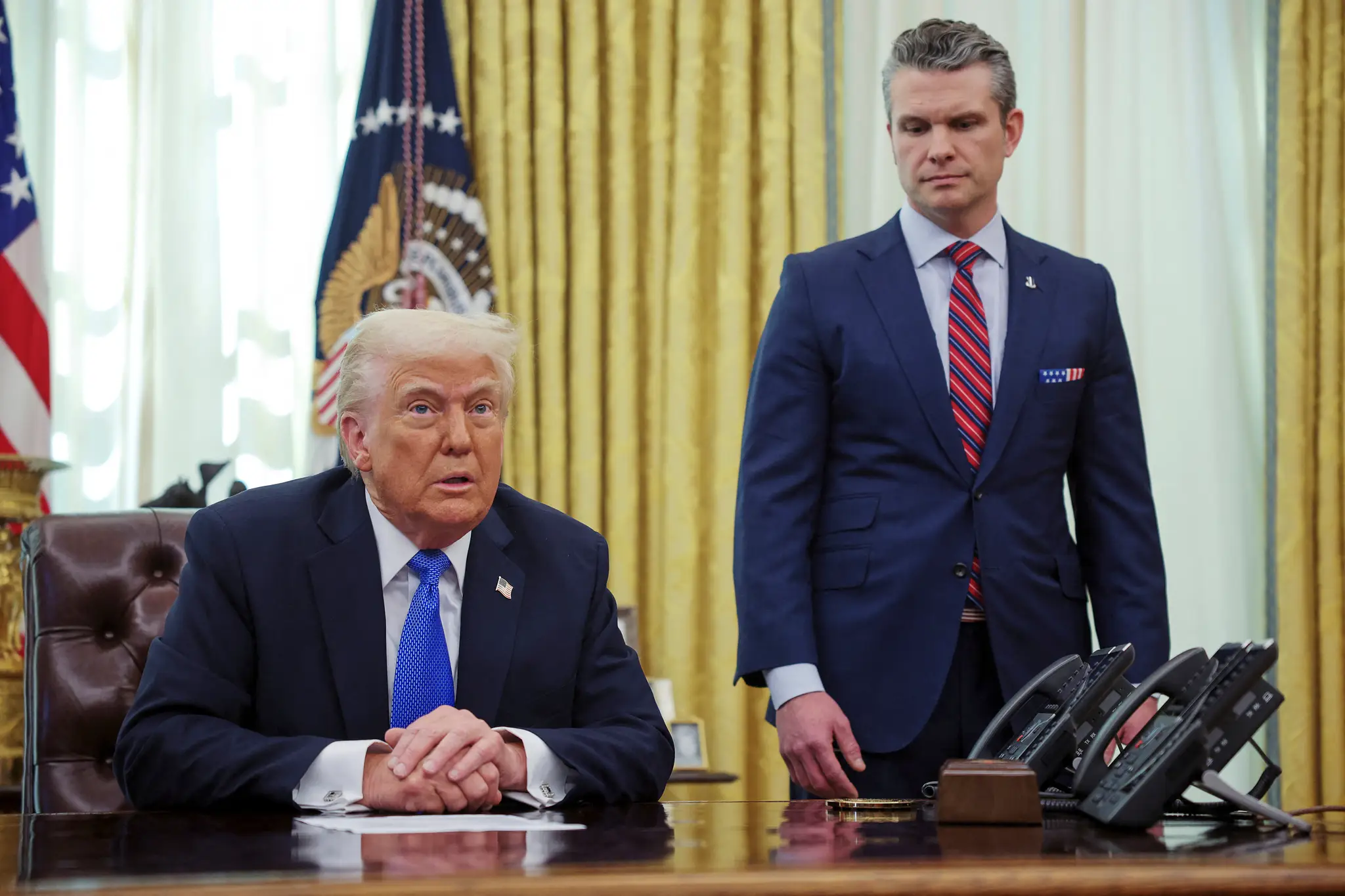 Donald Trump a  Pete Hegseth
