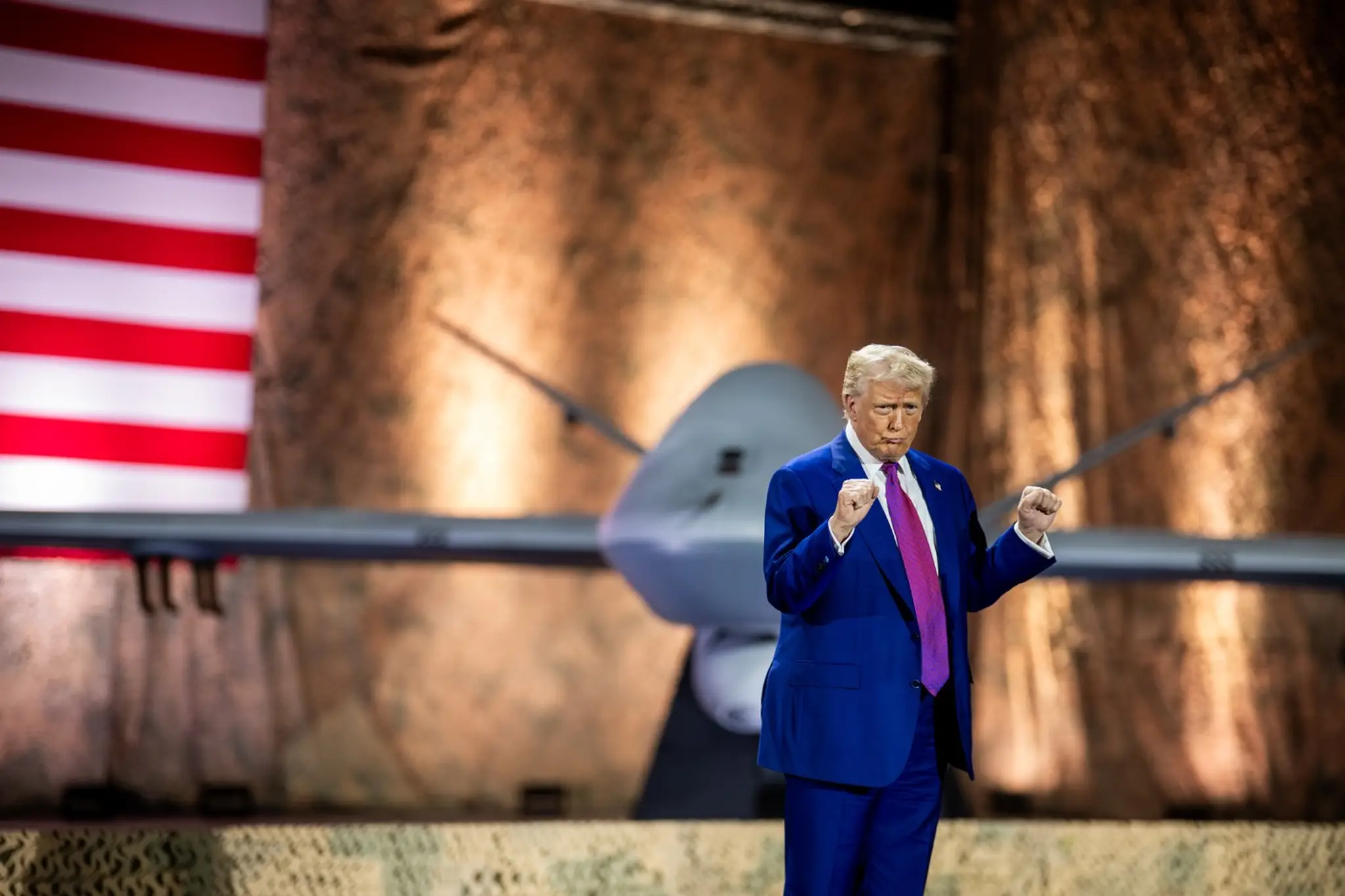 Prezident USA Donald Trump tancuje po príhovore k vojakom na leteckej základni Al Udeid v Katare.