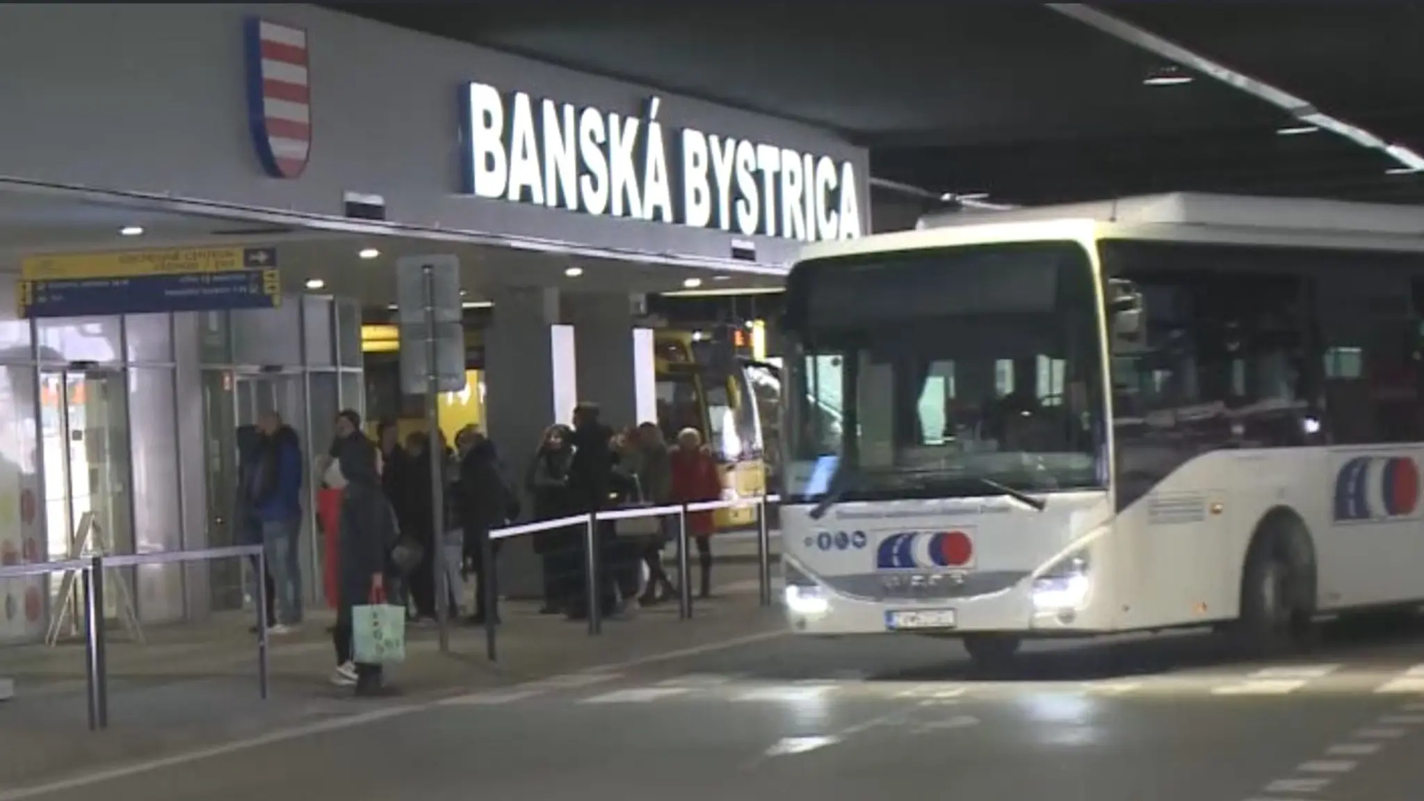 Vodiči autobusov v Banskej Bystrici sa sťažujú na nový dopravný systém. 