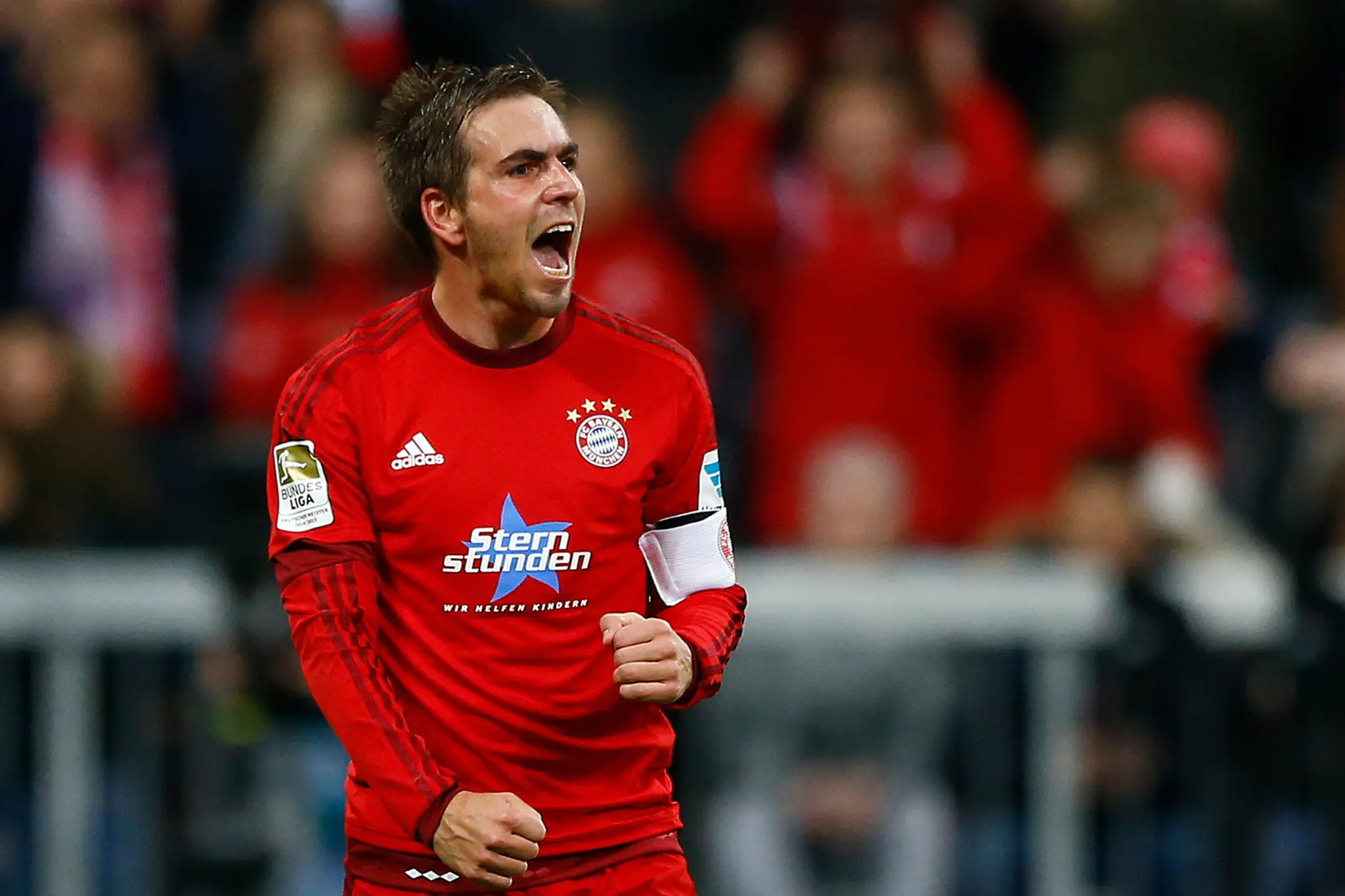 Hráč Bayernu Mníchov Philipp Lahm oslavuje druhý gól do bránky Ingolstadtu.