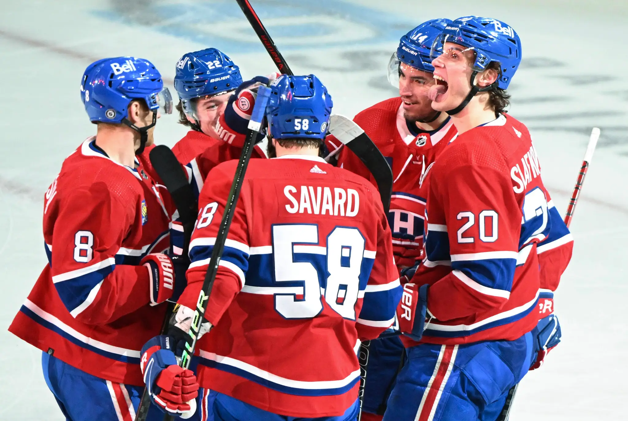 Slovenský hokejista Juraj Slafkovský z Montrealu Canadiens sa raduje z gólu so spoluhráčmi .