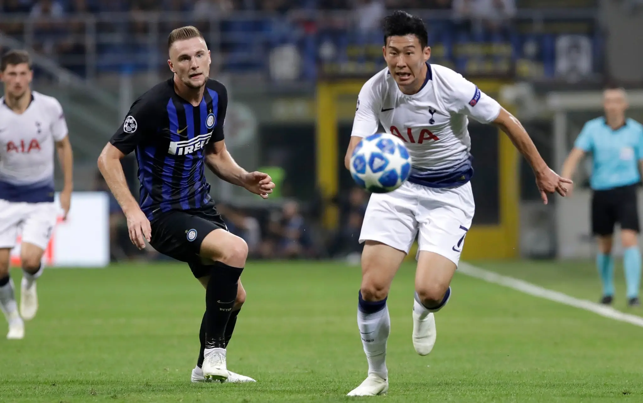Obranca Interu Miláno Slovák Milan Škriniar (uprostred) a hráč Tottenhamu Son Heung-min bojujú o loptu.