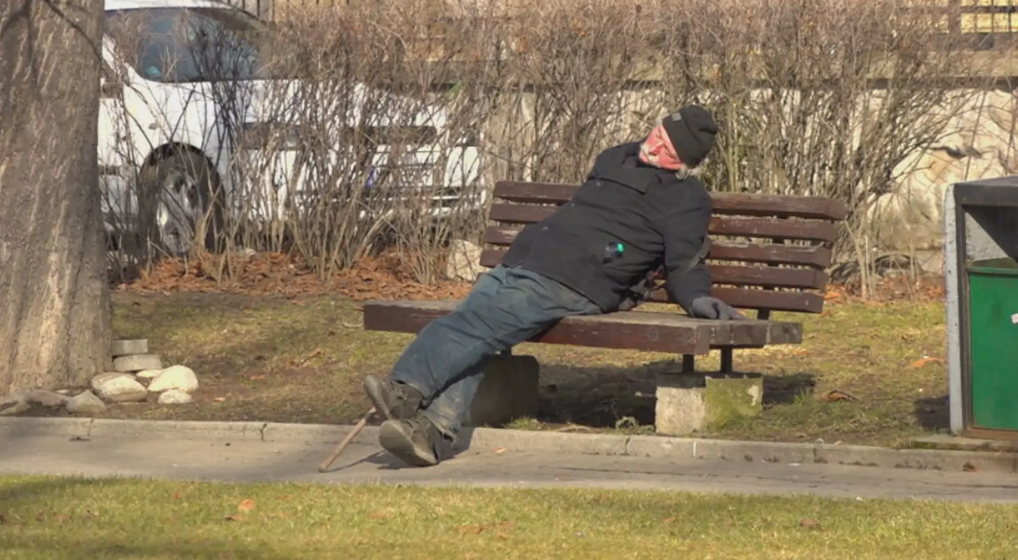Opitý muž na lavičke.