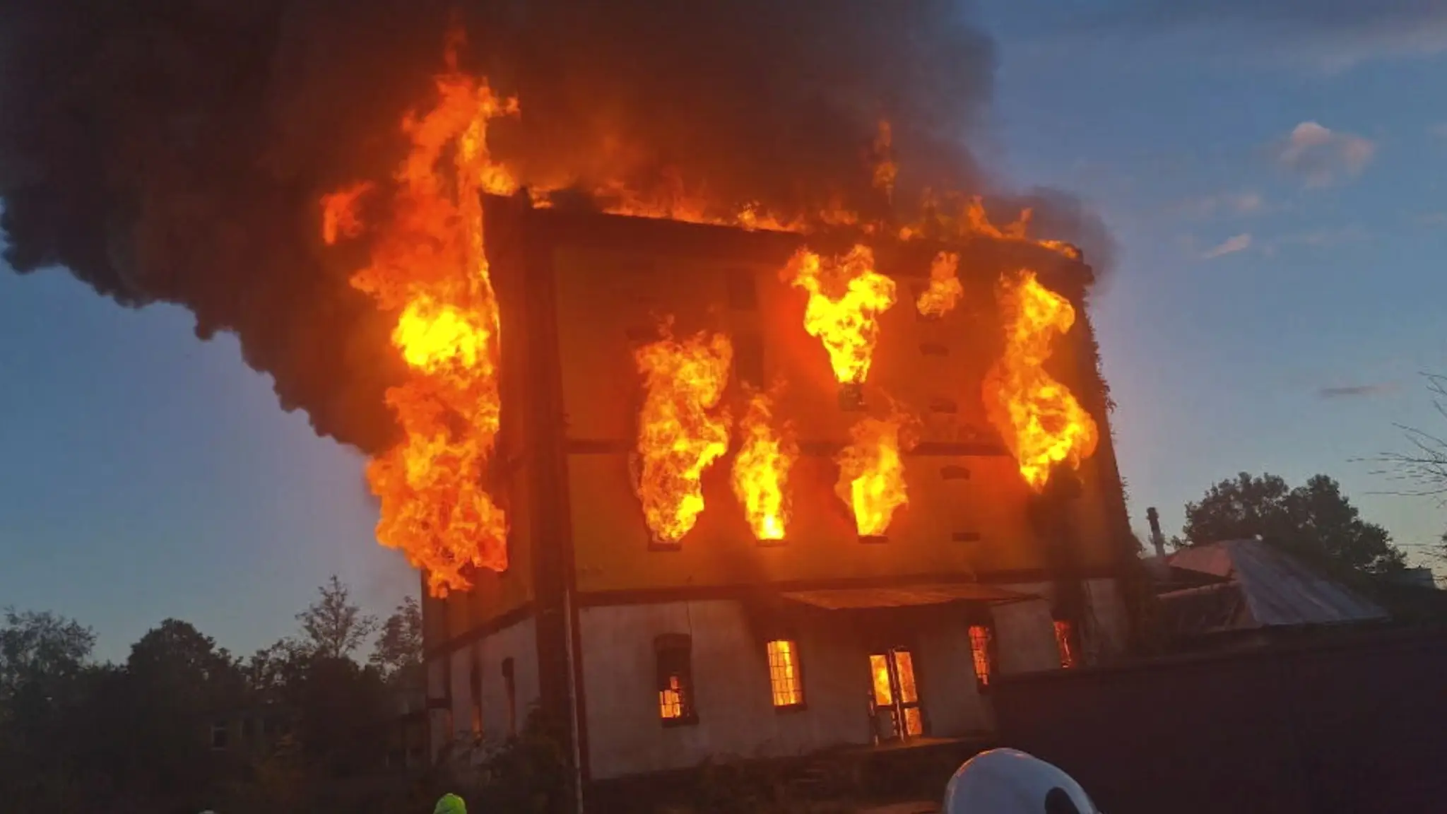 Vo Veľkom Mederi zhorel starý mlyn. 