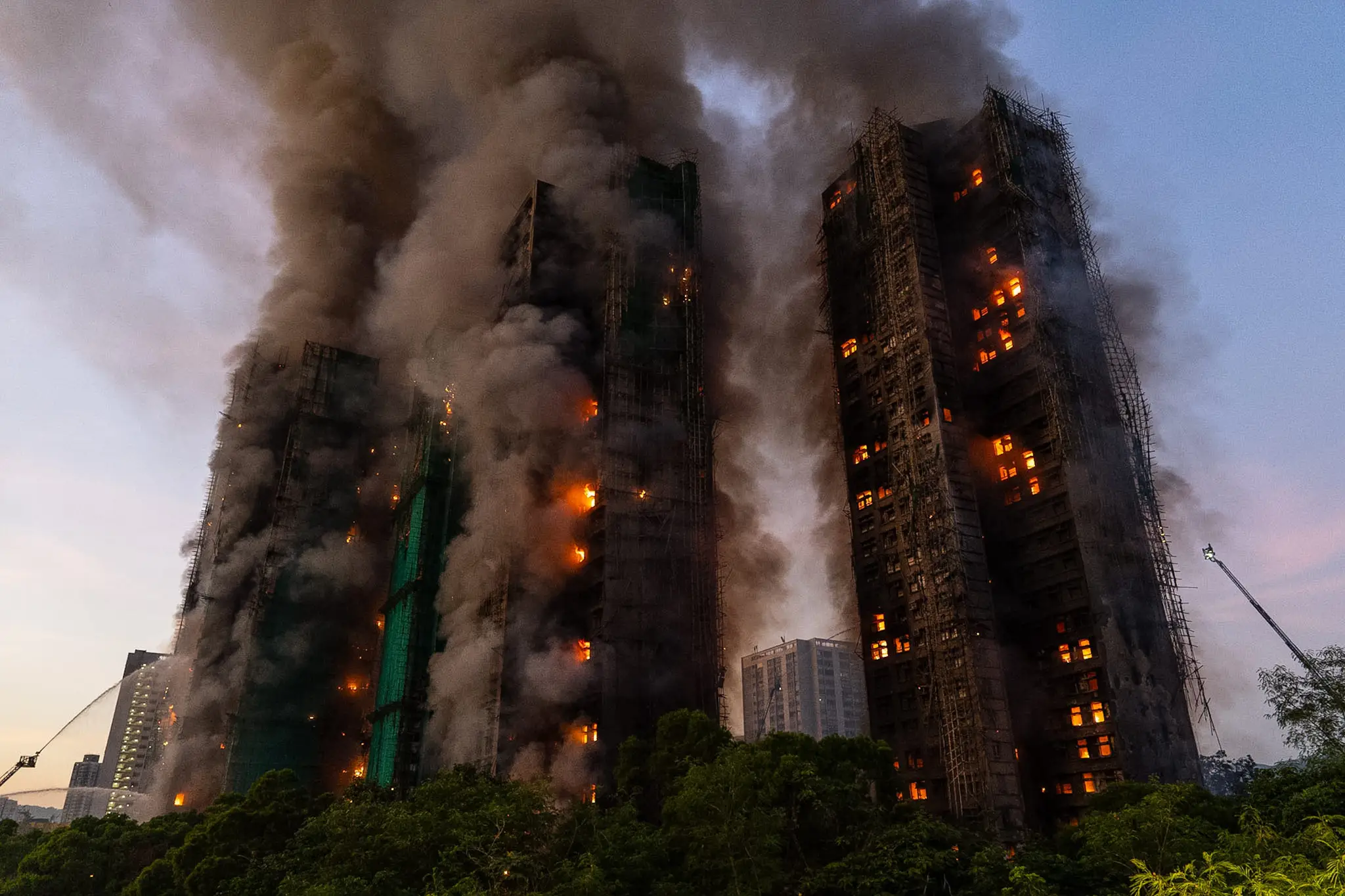 OBRAZOM: Peklo v Hongkongu, vyše 100 mŕtvych. Ako mohol oheň pohltiť osem vežiakov za pár minút?