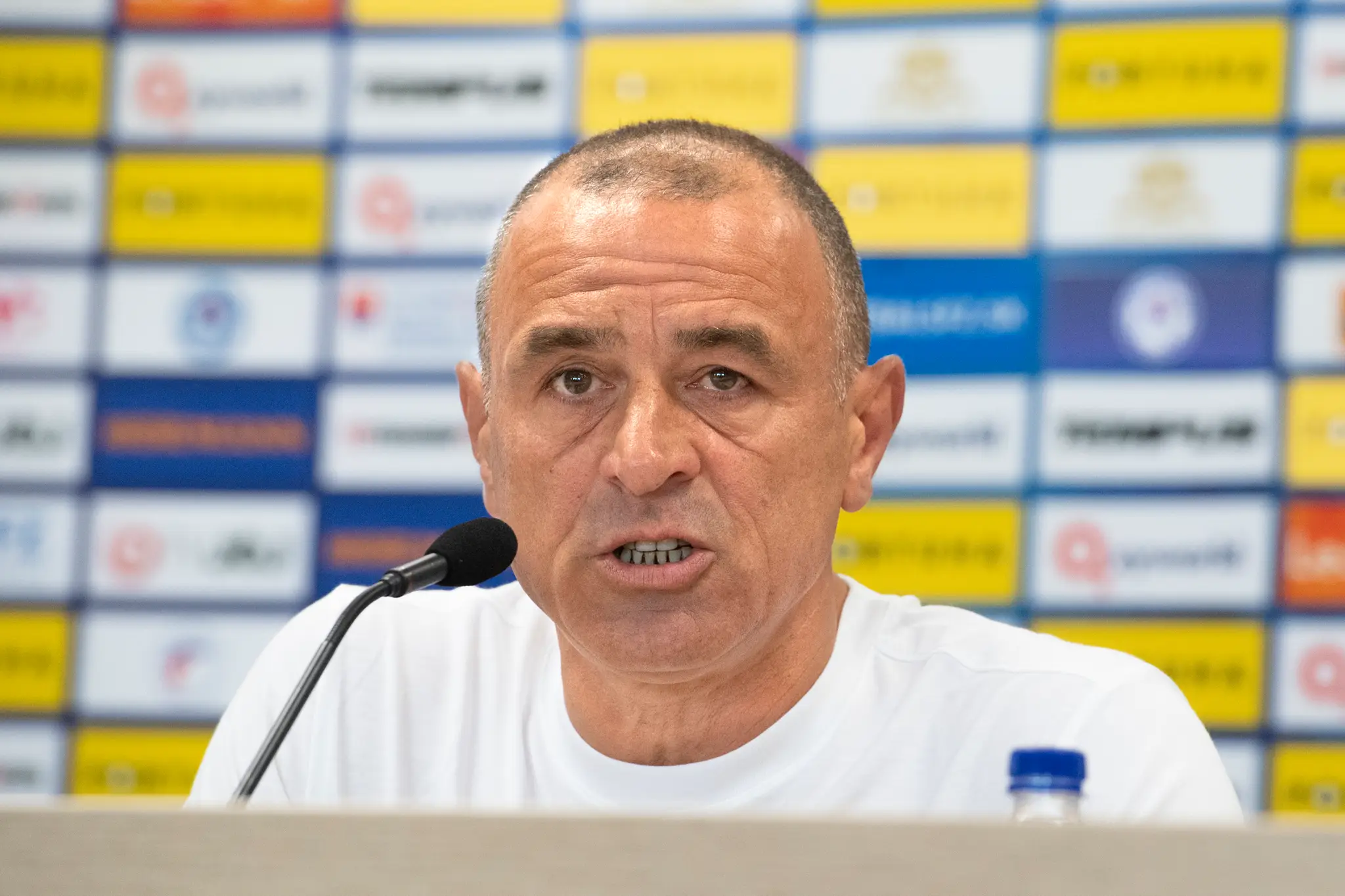 Francesco Calzona na tlačovej konferencii