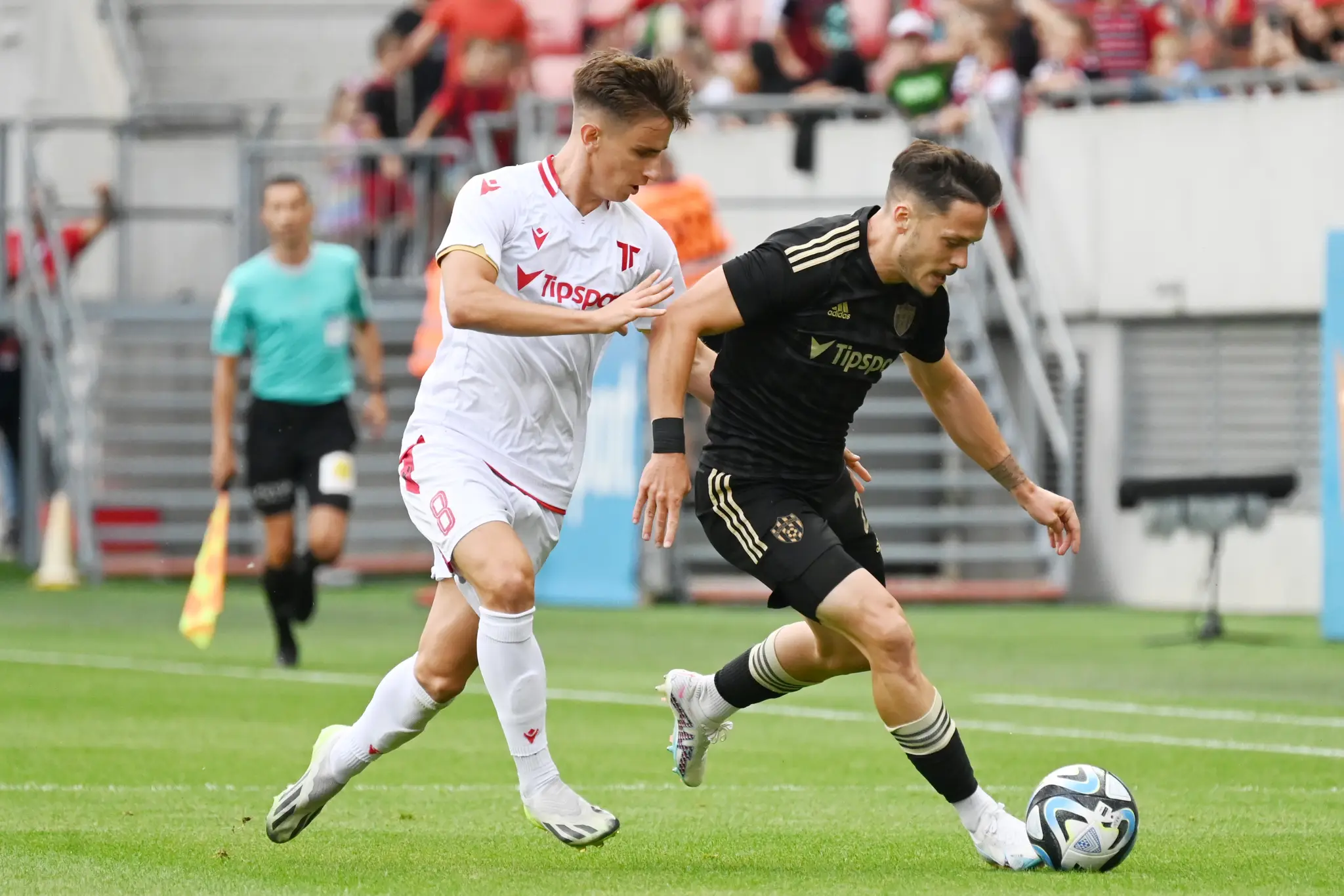 Na snímke sprava futbalista Trnavy Martin Bukata a hráč Trenčína Artur Gajdoš.