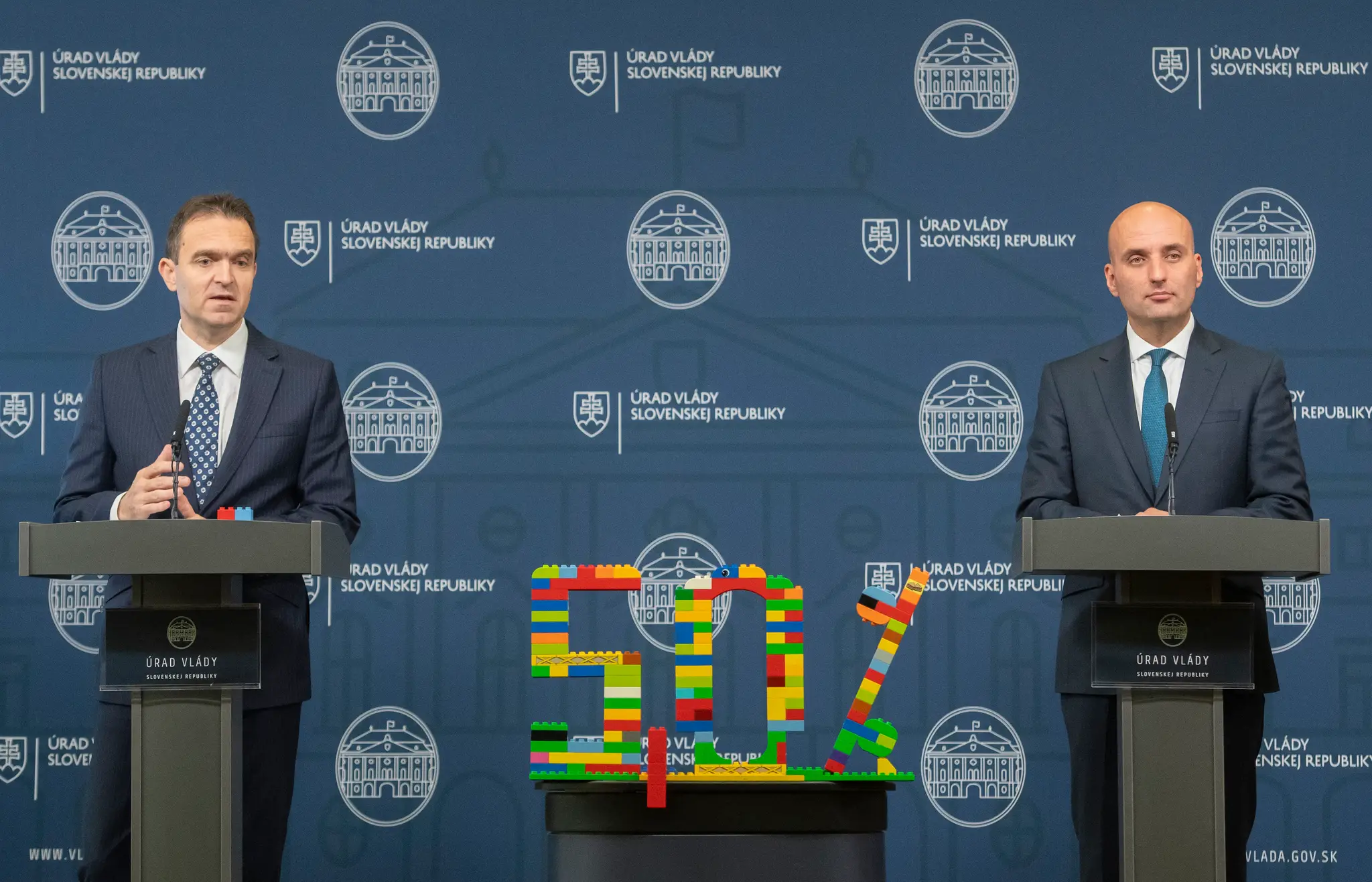 Predseda vlády Ľudovít Ódor a minister financií Michal Horváth